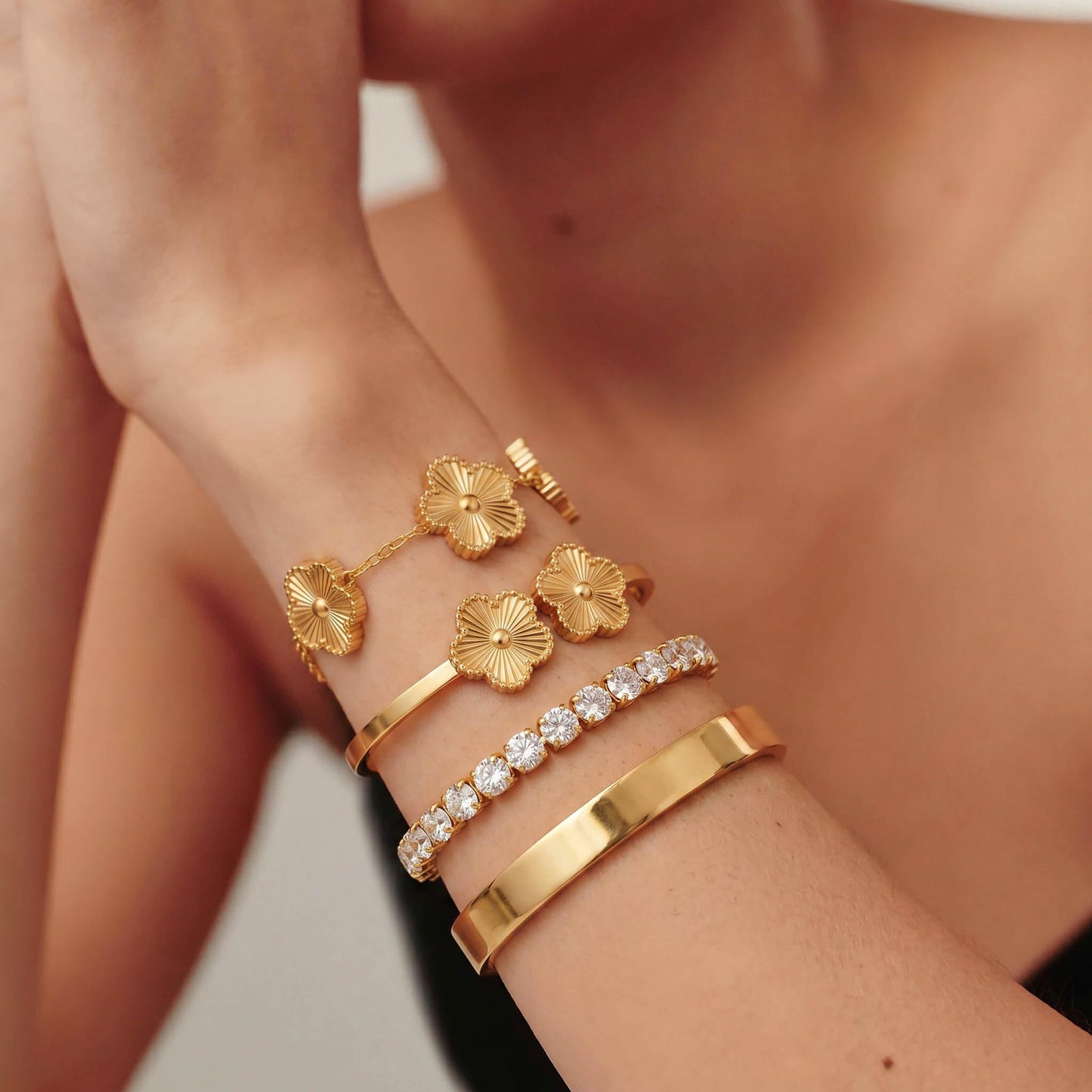 ISELBDR Gold Clover Bracelets for Women, 18K Plated Tennis Gold Bracelet Stack Non Tarnish Stainless Steel Gold Bangles Accessories Designer Jewelry (Gold-A)