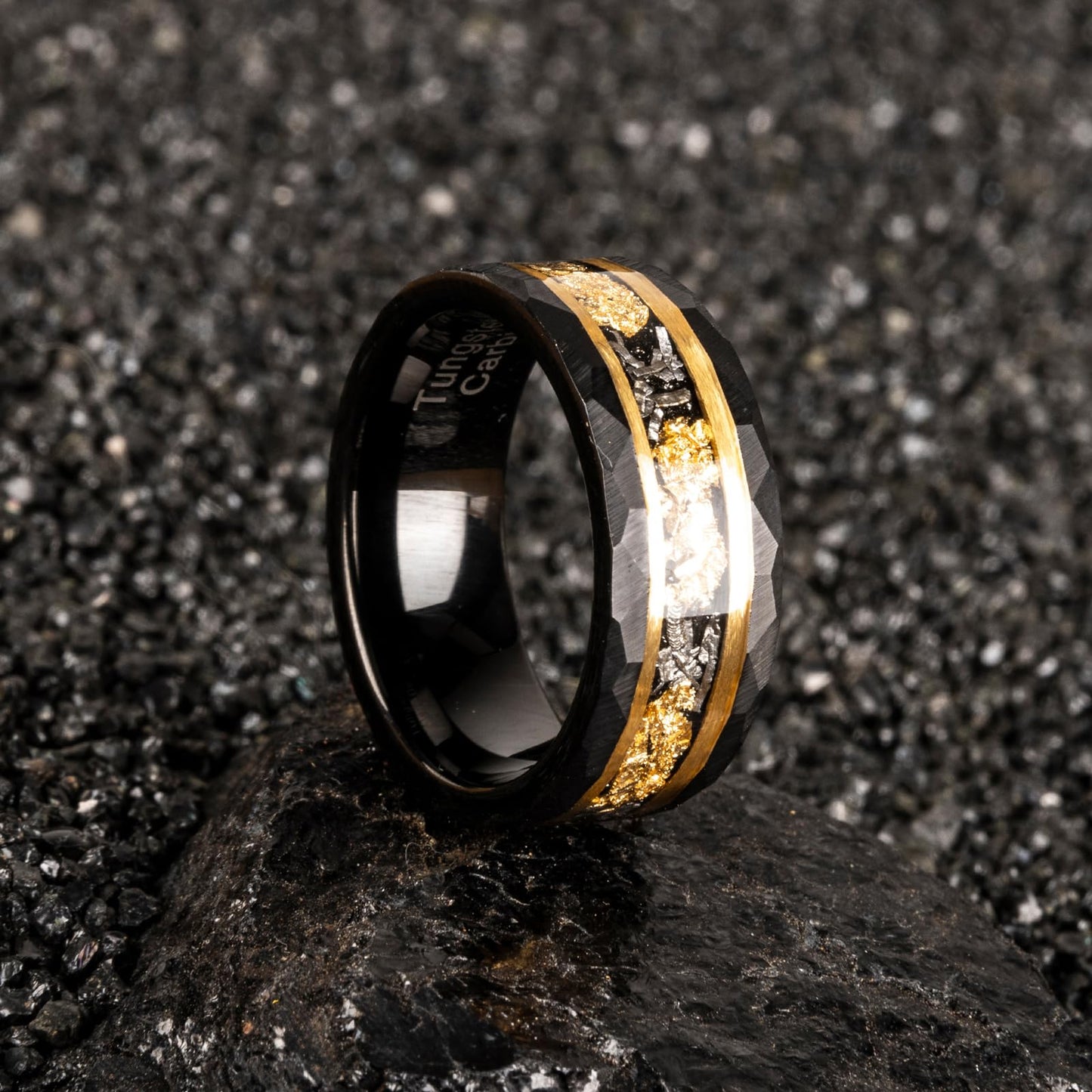 JEWPER 8mm Men Womens Wedding Band Tungsten Rings Gold Black Hammer pattern Fashion Promise Carbide Inlaid Gold Leaf Iron Filings Matte Finish Edge Comfort Fit size(9)