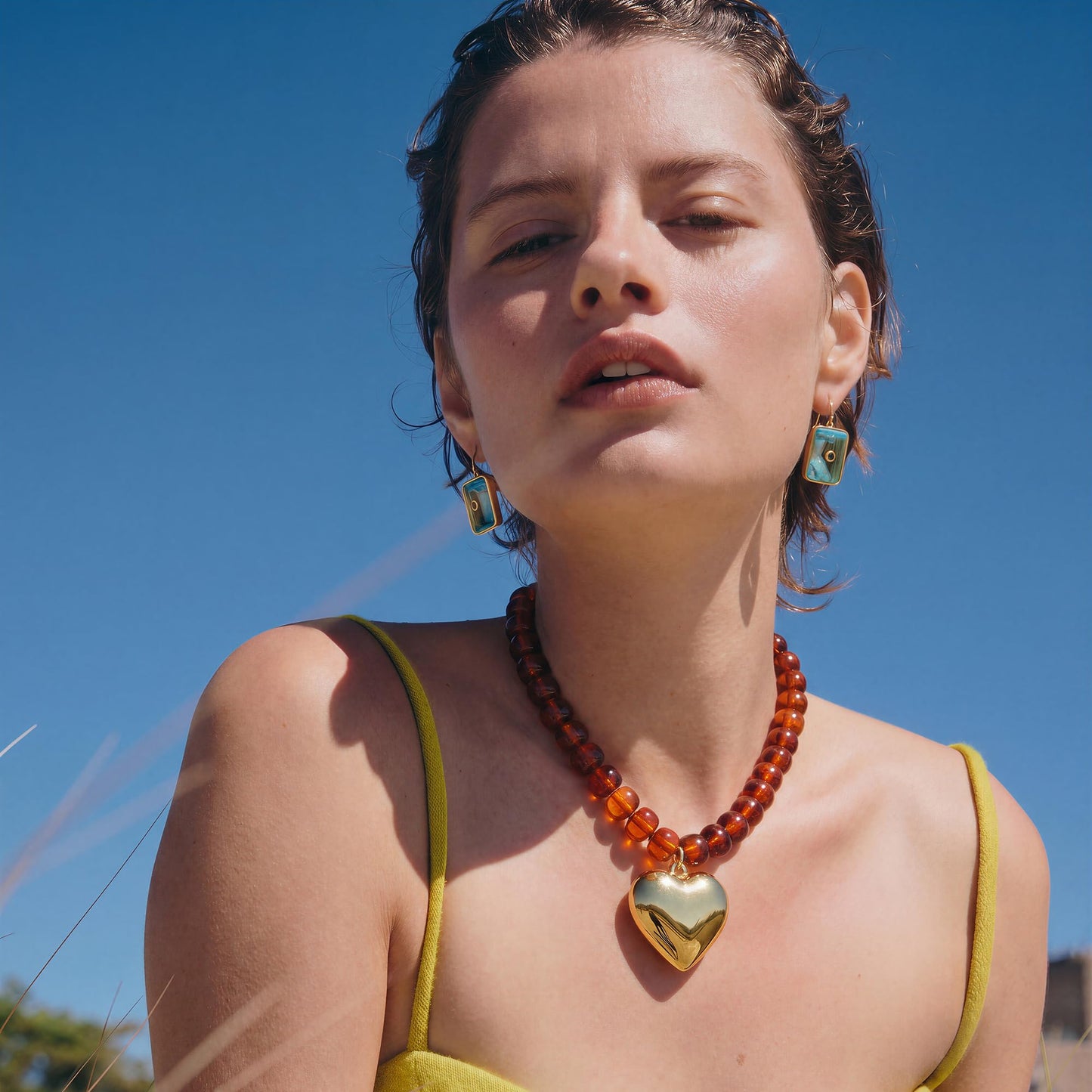 MIUSISHIYU Amber Brown Faux Stone Resin Chunky Necklaces for Women, Trendy Beaded Puffy Gold Heart Pendant Statement Choker, Lightweight Boho Y2K Summer Beach Jewelry
