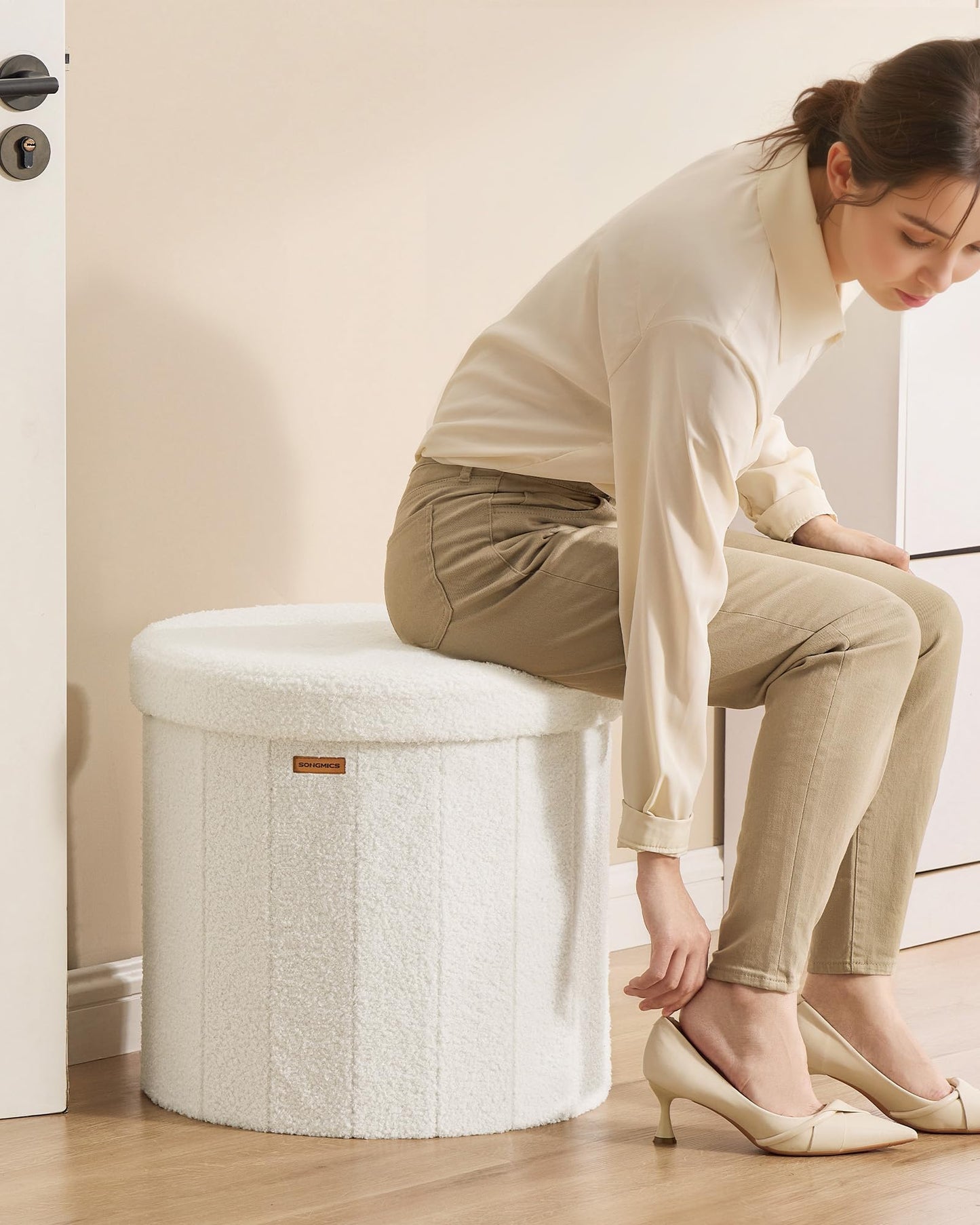 SONGMICS Mazie Collection - Round Storage Ottoman, Folding Footrest Stool with Removable Lid, Easy Assembly, Teddy Fleece Vanity Stool for Bedroom, Living Room, Entryway, Cream White ULSF606W01