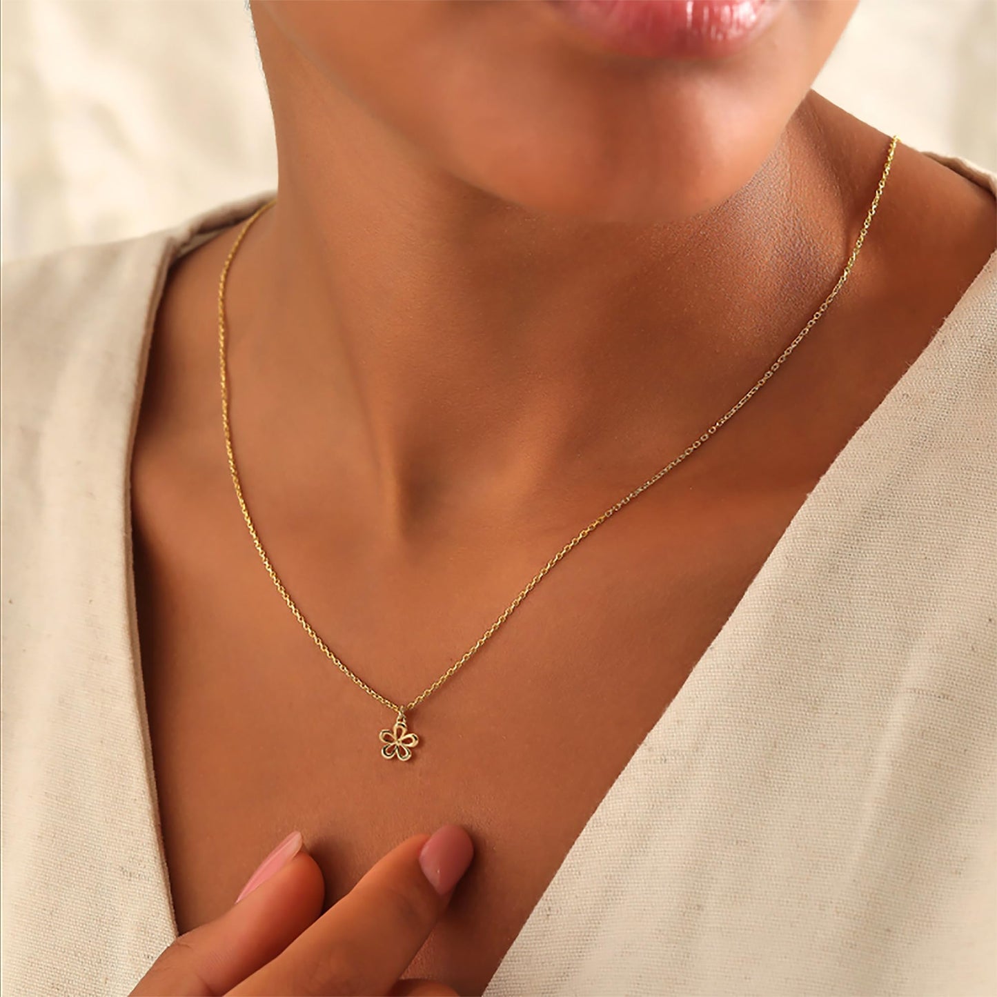 GUOKE Flower Necklace - 14K Gold Plated Dainty Gold Necklace Simple Jewelry for Women