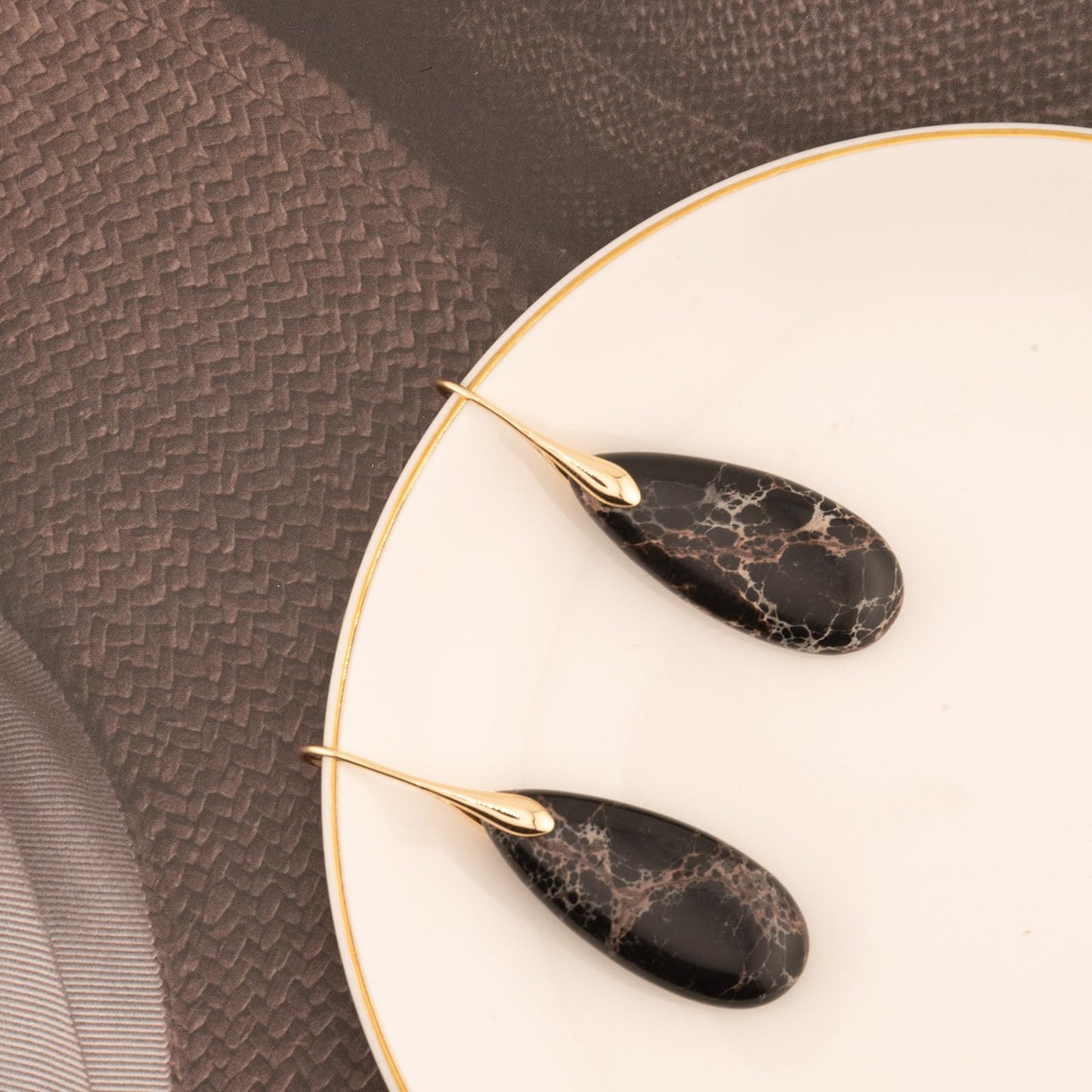 Sriomu Natural Healing Stone Fishhoop Diamond-Shaped Dangle Drop Earrings Statement Gold silver earrings (Red Blue Gold Hook)