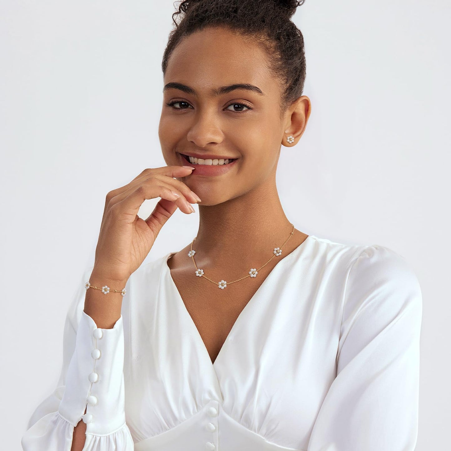 Zeffy Gold Daisy Pearl Necklace and Earring Set with Pearls Stud Earrings Bracelets 14K Gold Plated Flower Choker Necklace Wedding Bride Daisy Jewelry Trendy Gift
