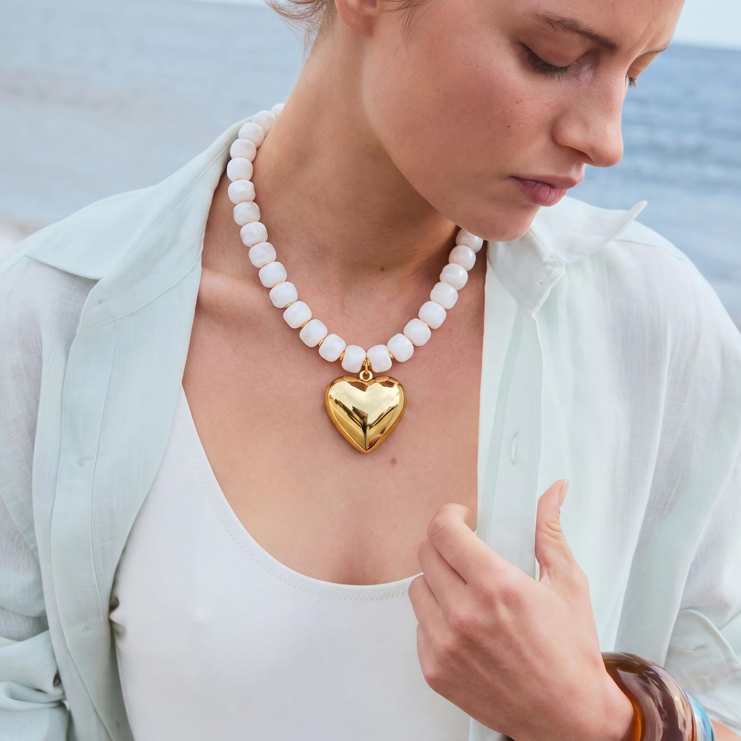 MIUSISHIYU Cream White Faux Alabaster Resin Chunky Necklaces for Women, Trendy Beaded Puffy Gold Heart Pendant Statement Choker, Lightweight Boho Y2K Summer Beach Jewelry