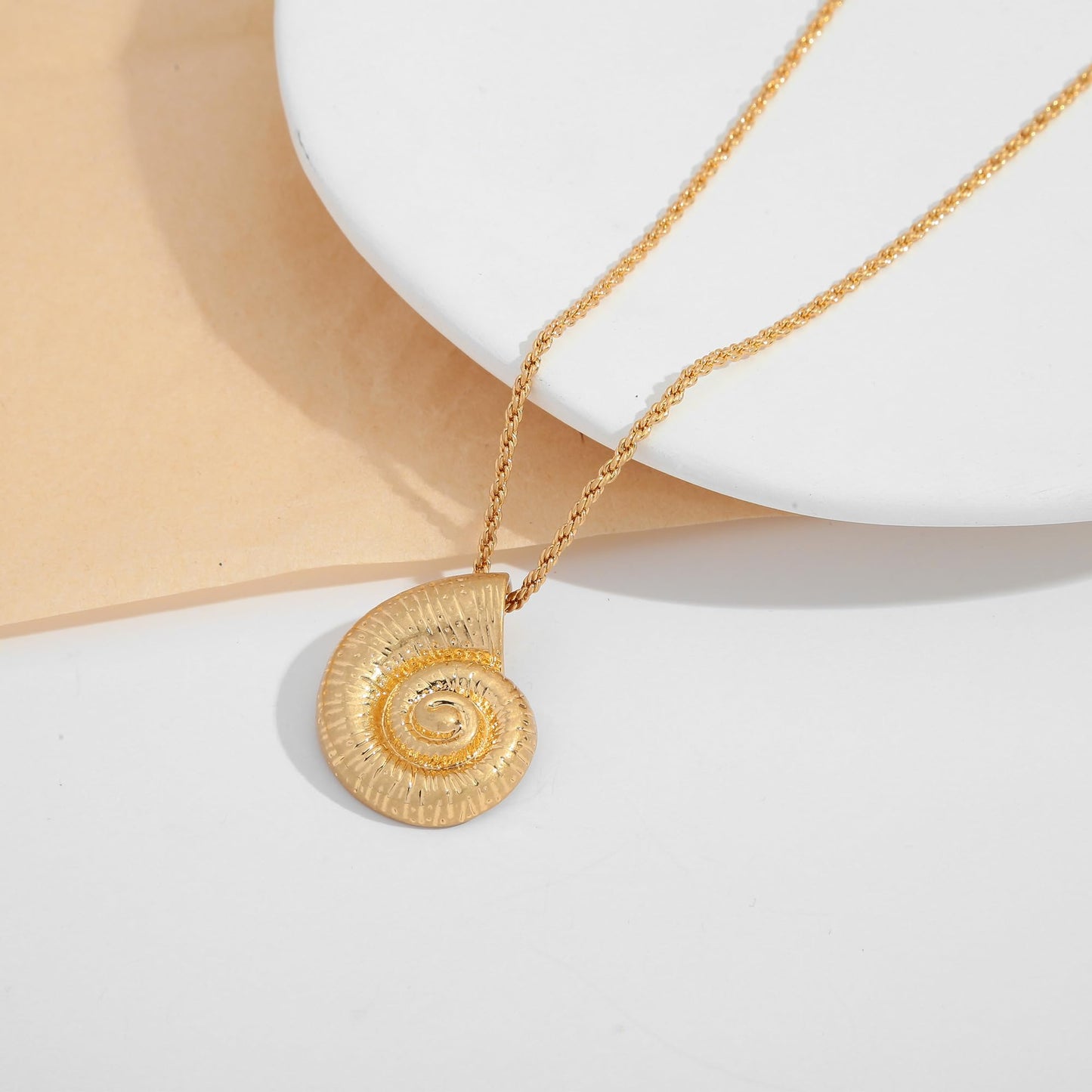 WOWORAMA Gold Conch Shell Necklace for Women Matte Gold Sea Snail Pendant Necklaces Adjustable Chain Ocean Sea Witch Shell Choker Necklace Vintage Summer Beach Jewelry
