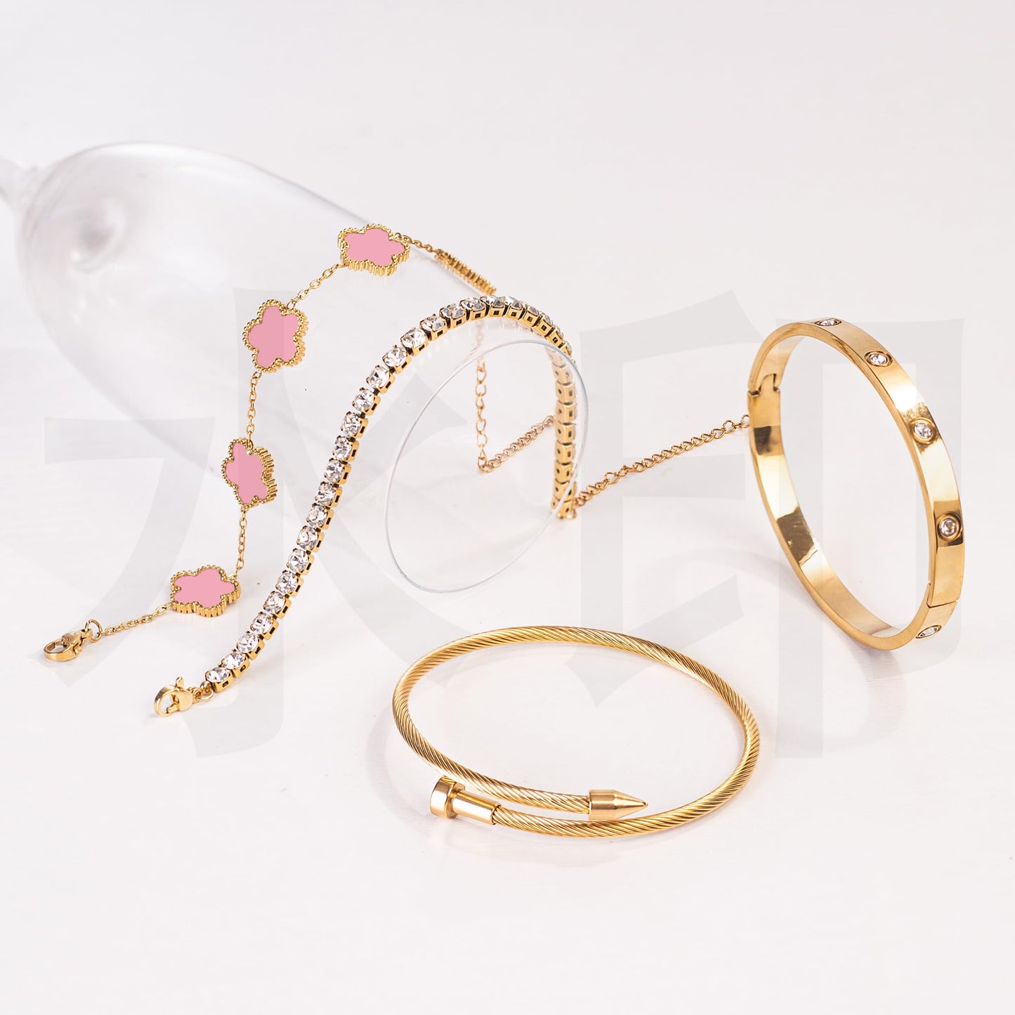 Lamdo 18K Gold Plated Womens Stackable Floral Gold Clover Bracelets Set Love Bangle Bracelets Non Tarnish, Gold Bracelet Set Trendy Jewelry,Gifts for Women's Day and Mother's Day