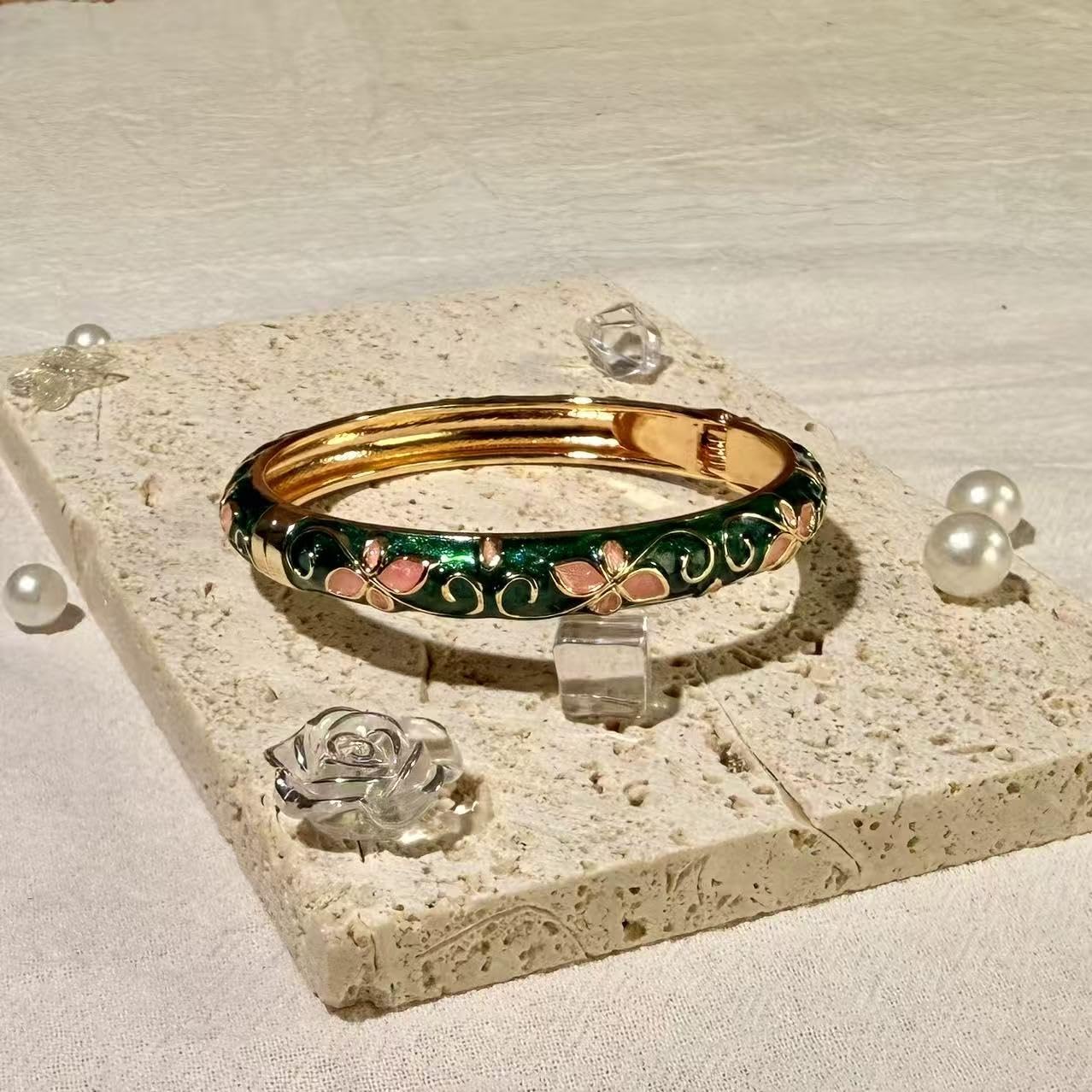 MQCEHTI Vintage Flower Cloisonne Bangle Bracelet for Women, Enamel Chunky Gold Plated Bracelets Jewelry Gifts (Dark Green Pink Flower)