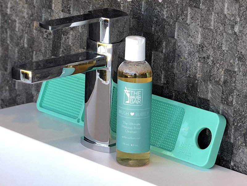 Mat Makeup Brush Cleaner - Exfoliating Pad for Deep Cleaning Foundations Brushes
