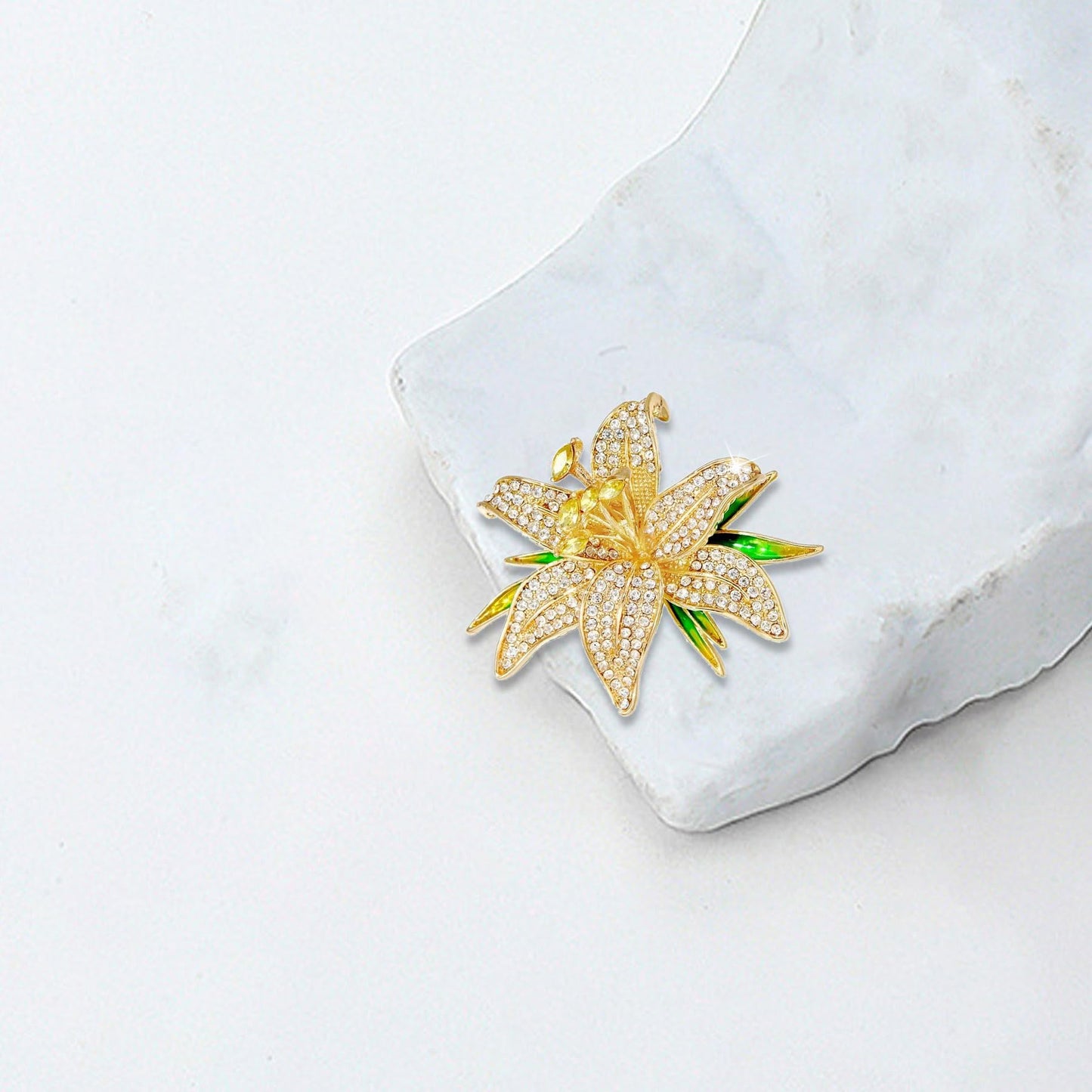 Crystal Flower Brooch Pins for Women Elegant Enamel Rhinestone Floral Brooches Pin Fashion Jewelry for Party Dance Wedding Banquet Brooch for Women Gift (Gold Green Flower)
