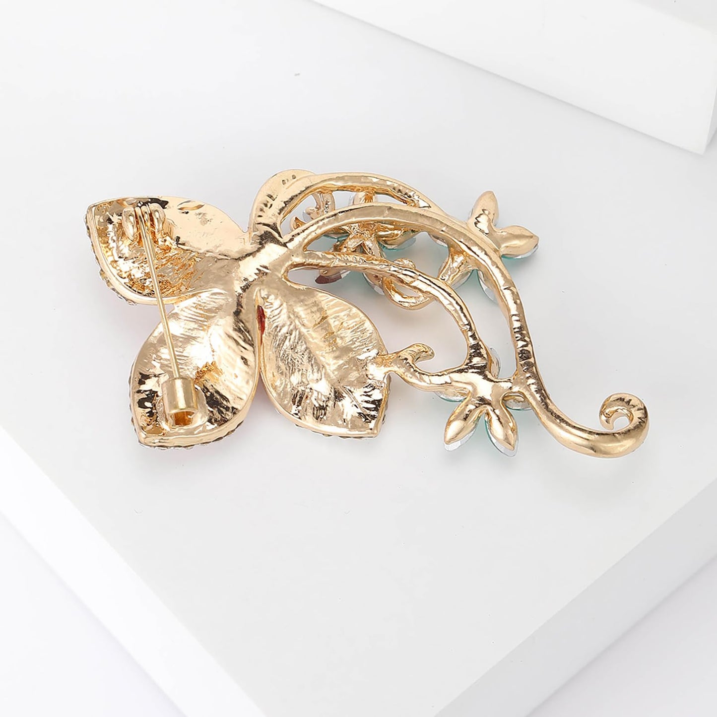 Camellia Flower Brooch for Women Rhinestones Pearl Flower Brooches Floral Pin Sweater Coat Dress Accessories Gifts for Mother's Day Party Wedding
