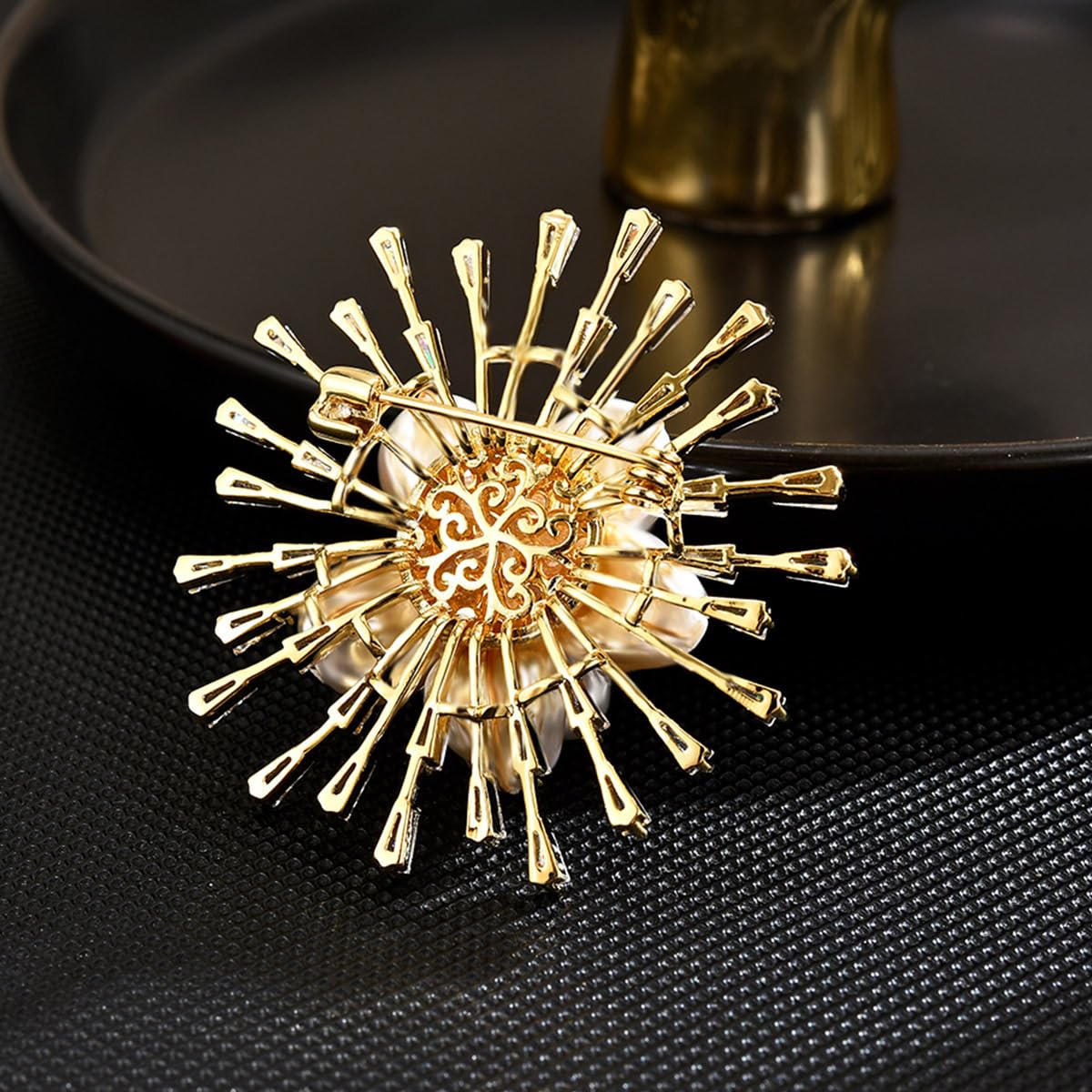 AILONMEI Brooches and Pins for Women Elegant Flower Pearl Brooches Costume Broches Jewelry Lady Christmas Pin for Women (GD-0116)