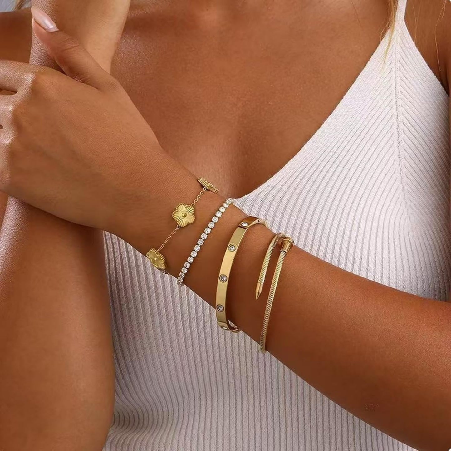 Zesnoy 18K Gold Plated Womens Stackable Floral Gold Clover Bracelets Set Love Bangle Bracelets Non Tarnish, Bracelet Set Trendy Jewelry, Gifts for Women's Day and Mother's Day