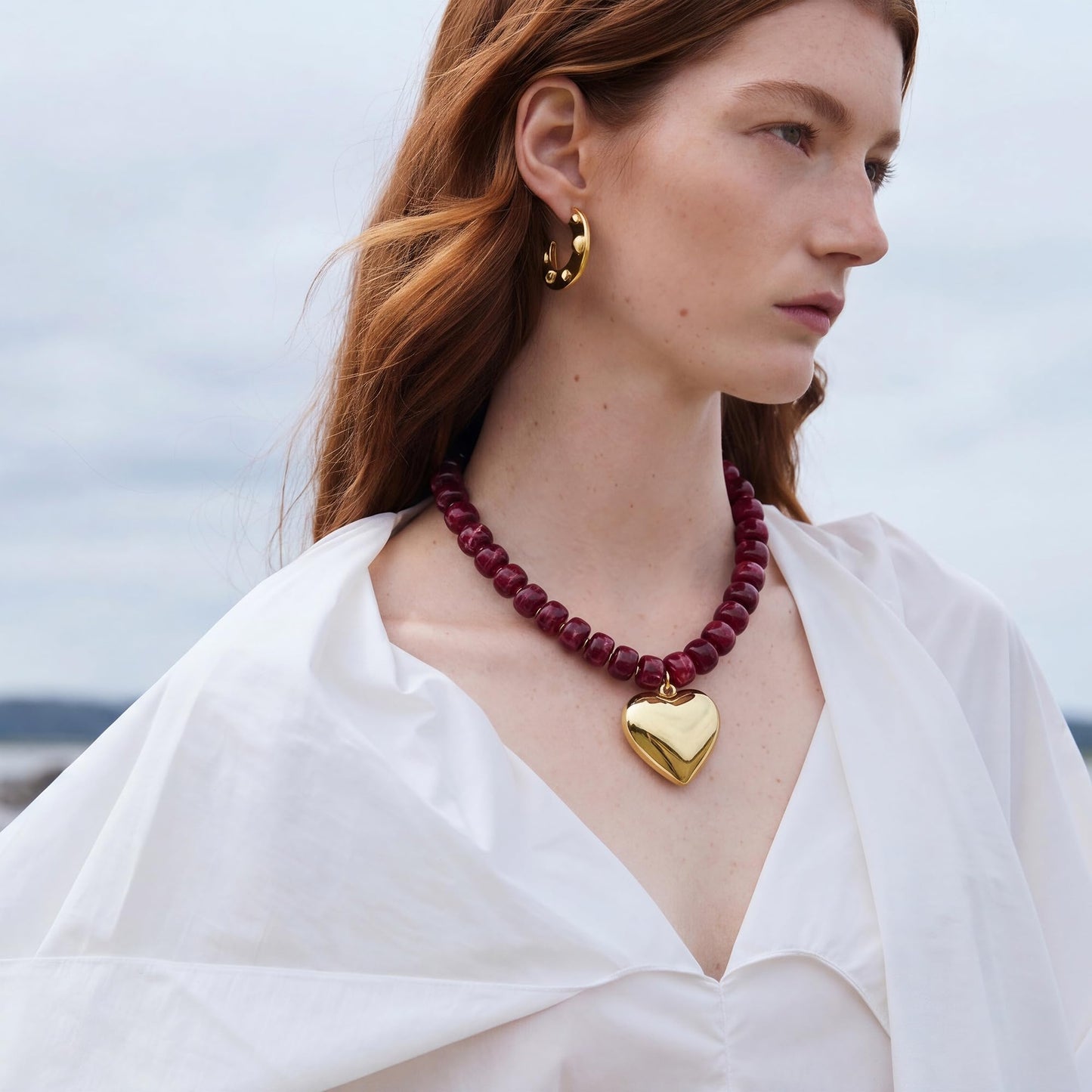 MIUSISHIYU Burgundy Red Faux Marble Resin Chunky Necklaces for Women, Trendy Beaded Puffy Gold Heart Pendant Statement Choker, Lightweight Boho Y2K Summer Beach Jewelry