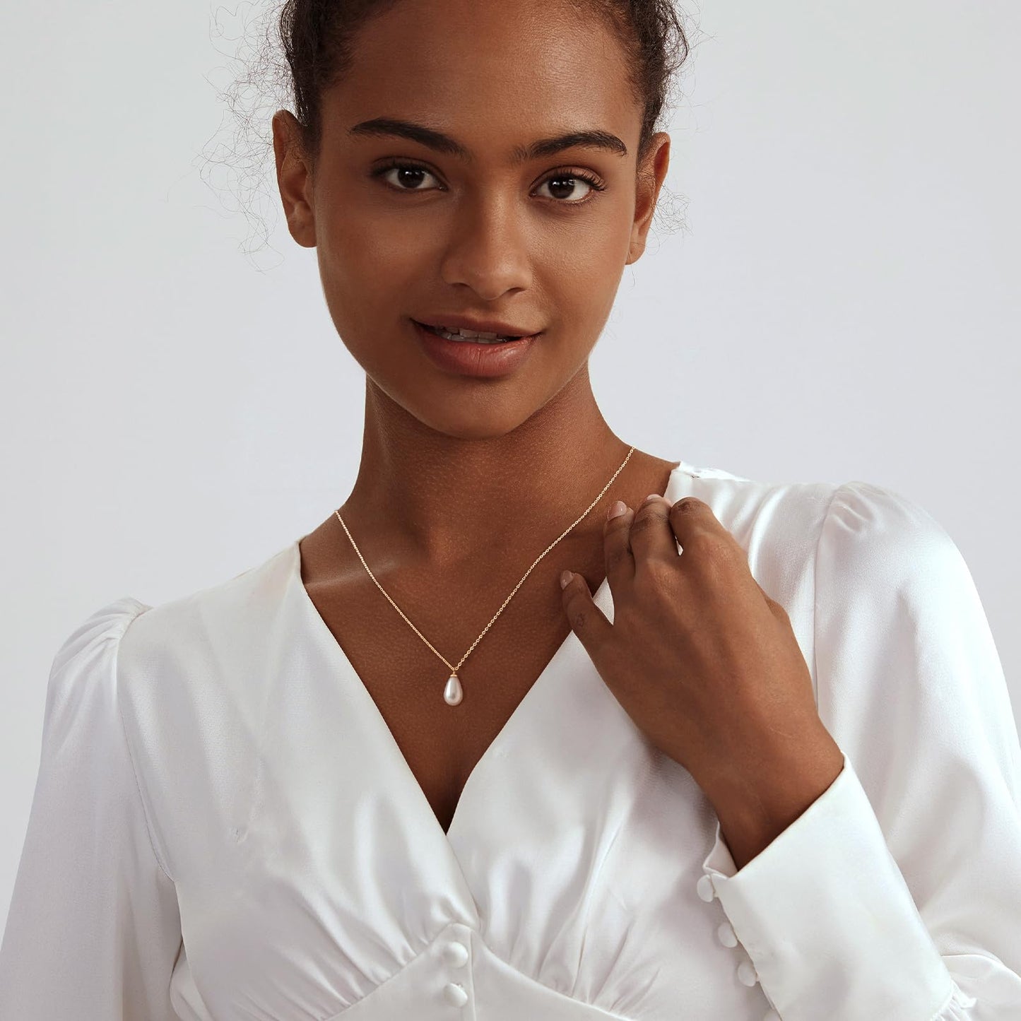 Zeffy Dainty Gold Necklace for Women Pearl Drop Trendy Teardrop-shaped Pearls Pendant Necklace 14k Gold Plated Chain Necklace Non Tarnish Cute Single Pearl Necklace Fashion Wedding Jewelry Gifts