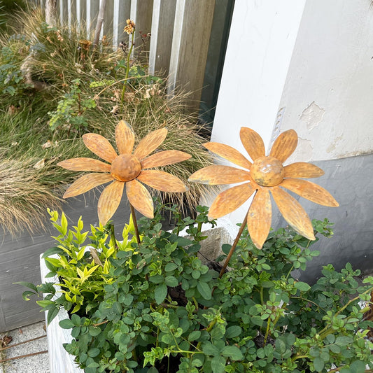 2 PCS Rustic Daisy Garden Decor for Outside,Metal Flower Bed Decorations，Rusty Flower Art Spring Decor,Garden Stakes Decorative,Daisy Gifts for Women,Outdoor Sculptures and Yard Art, Lawn Ornaments