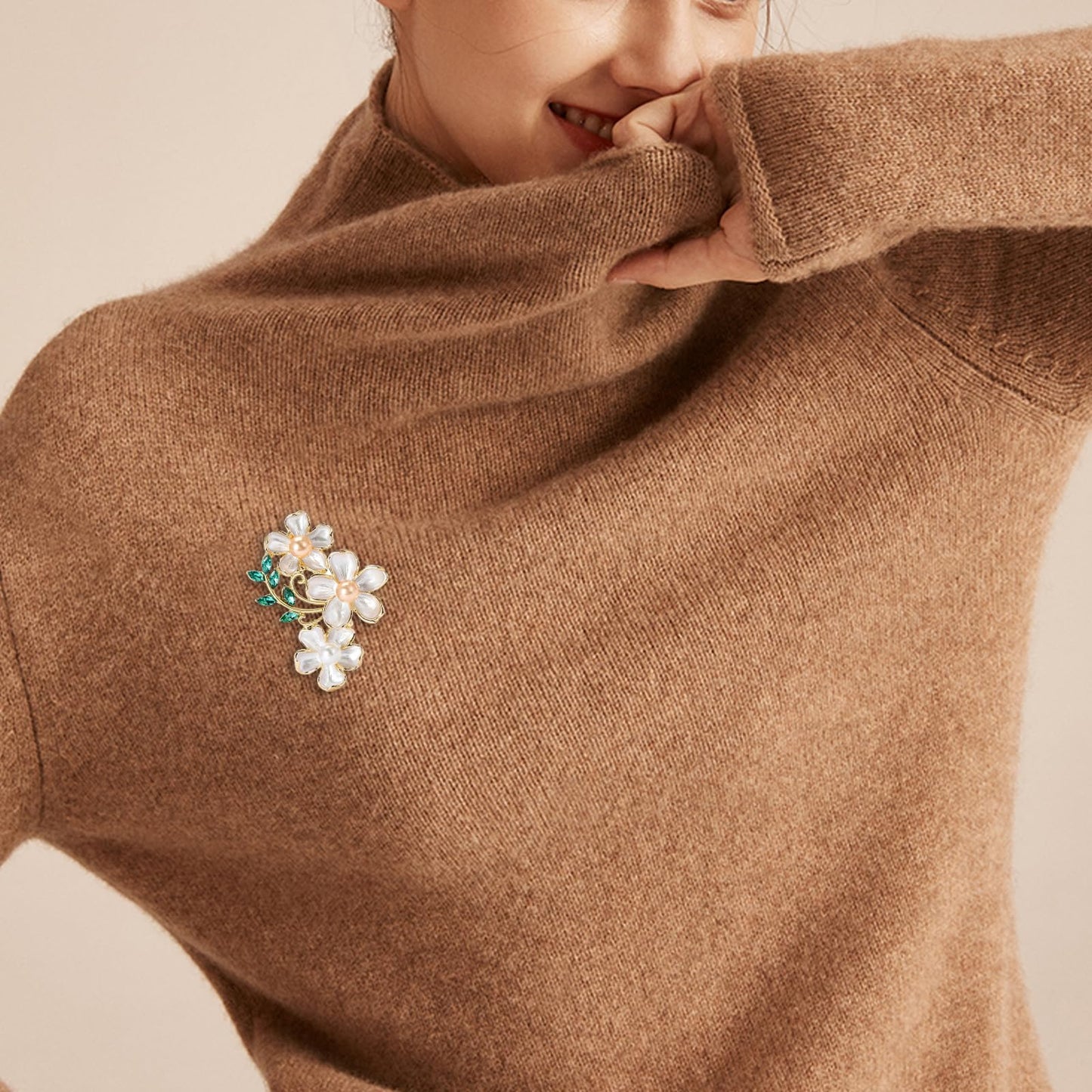 Camellia Flower Brooch for Women Luxury Pearl Flower Brooches Rhinestone Floral Pin Sweater Coat Dress Accessories Gifts for Mother's Day Party Wedding