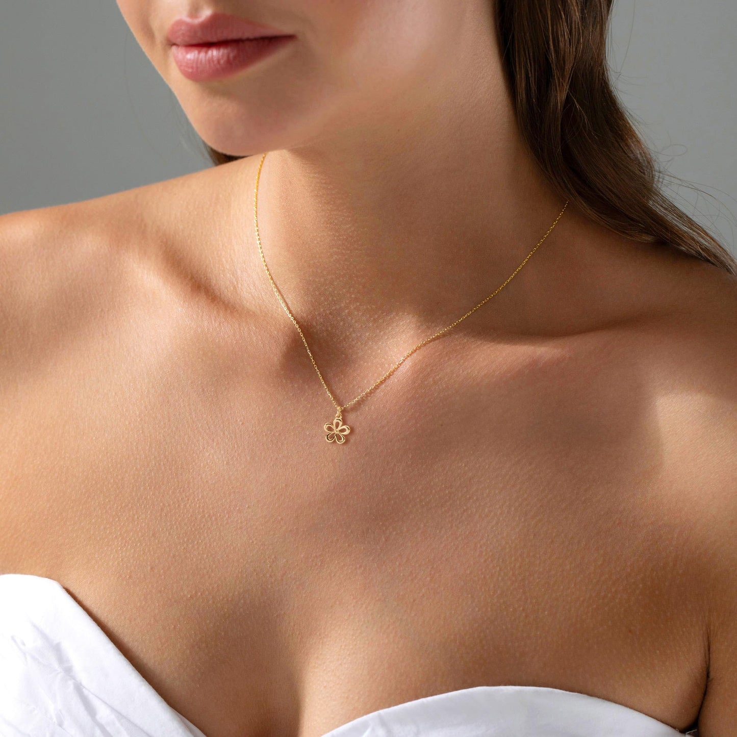 GUOKE Flower Necklace - 14K Gold Plated Dainty Gold Necklace Simple Jewelry for Women