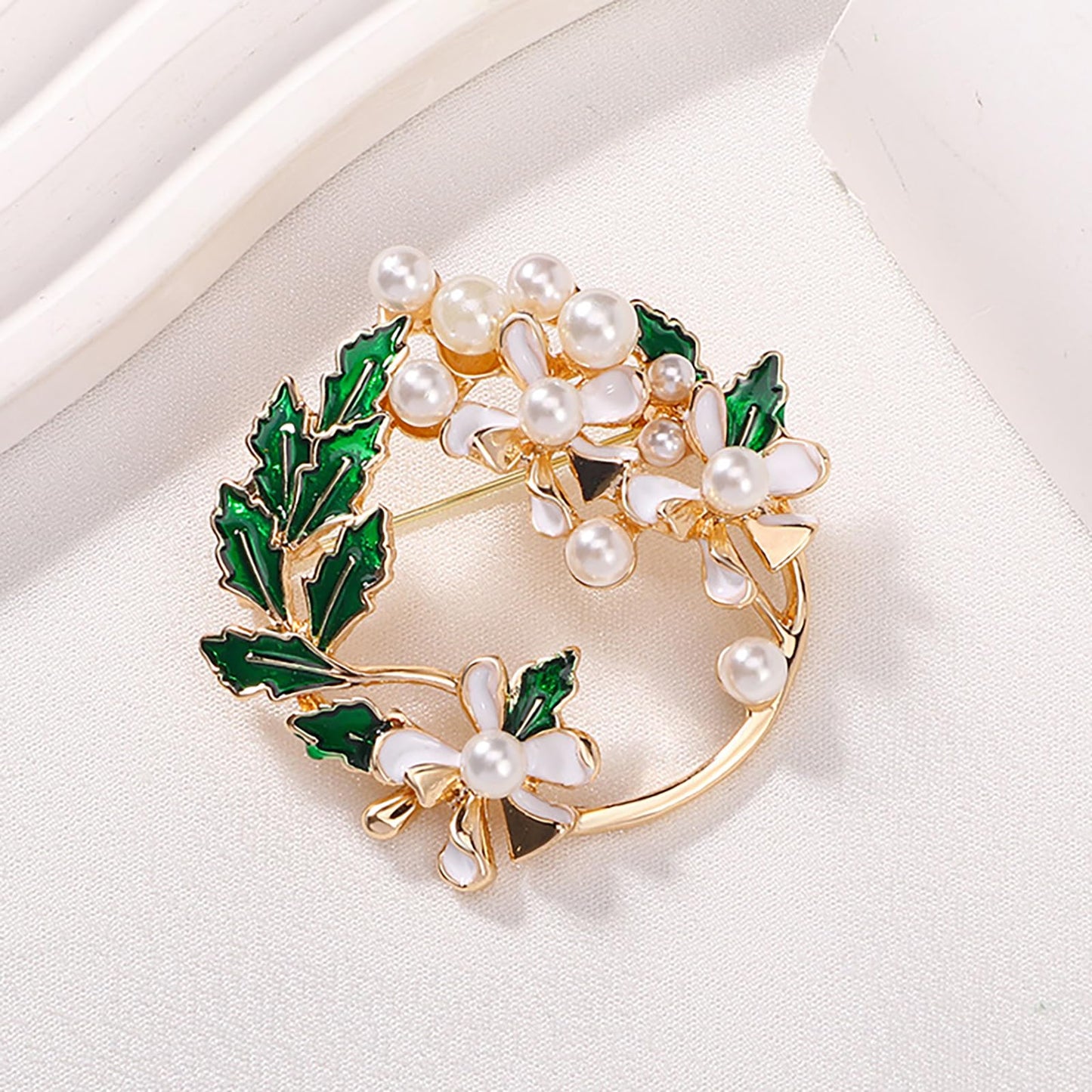 Elegant Gardenia Brooch Flower Pearl Brooch for Women Green Leaves Gardenia Floral Lapel Pins Clothes Hat Bag Suit Tie Accessory Wedding Gift Elegant Jewelry for Mom Wife