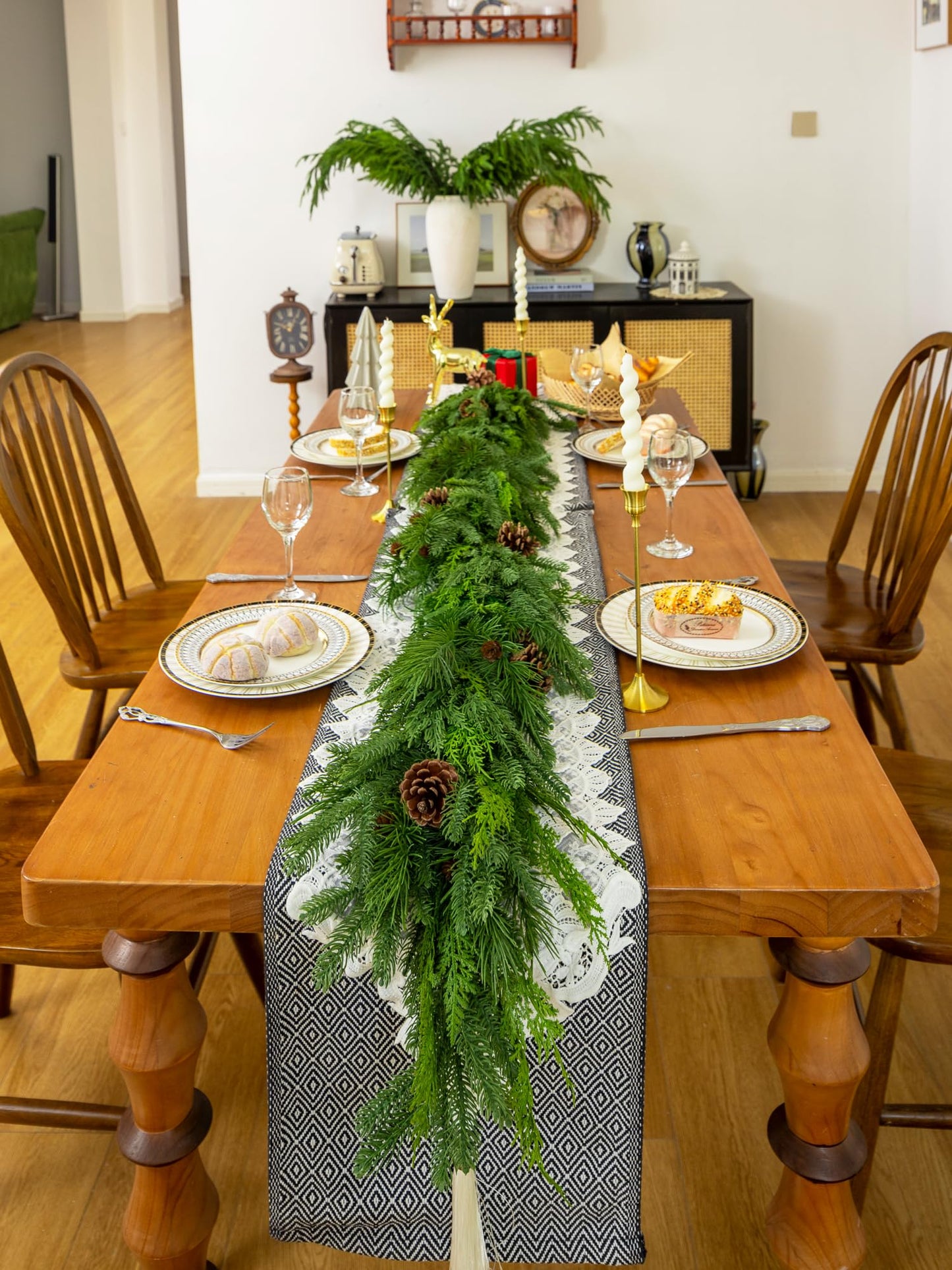 6FT Christmas Garland, Cedar Garland with Pine Cones Artificial Cypress Pine Garland for Mantle Stairs Table Indoor Outdoor Home Xmas Christmas Decor Decorations