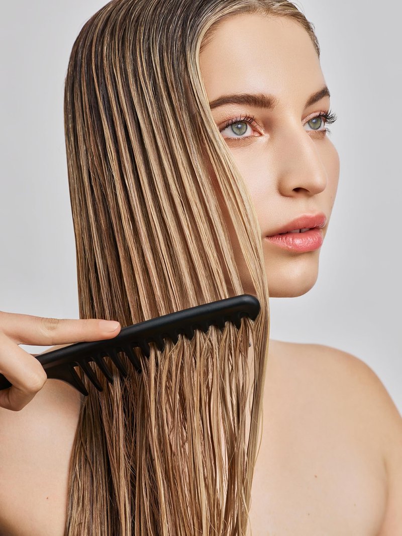 IN COMMON Magic Myst 4-in-1 Spray - Detangler, Anti-Frizz Smoothing, Heat Protectant & Shine Finisher, Hair Styling Mist for All Hair Types, 8.45 Fl Oz.
