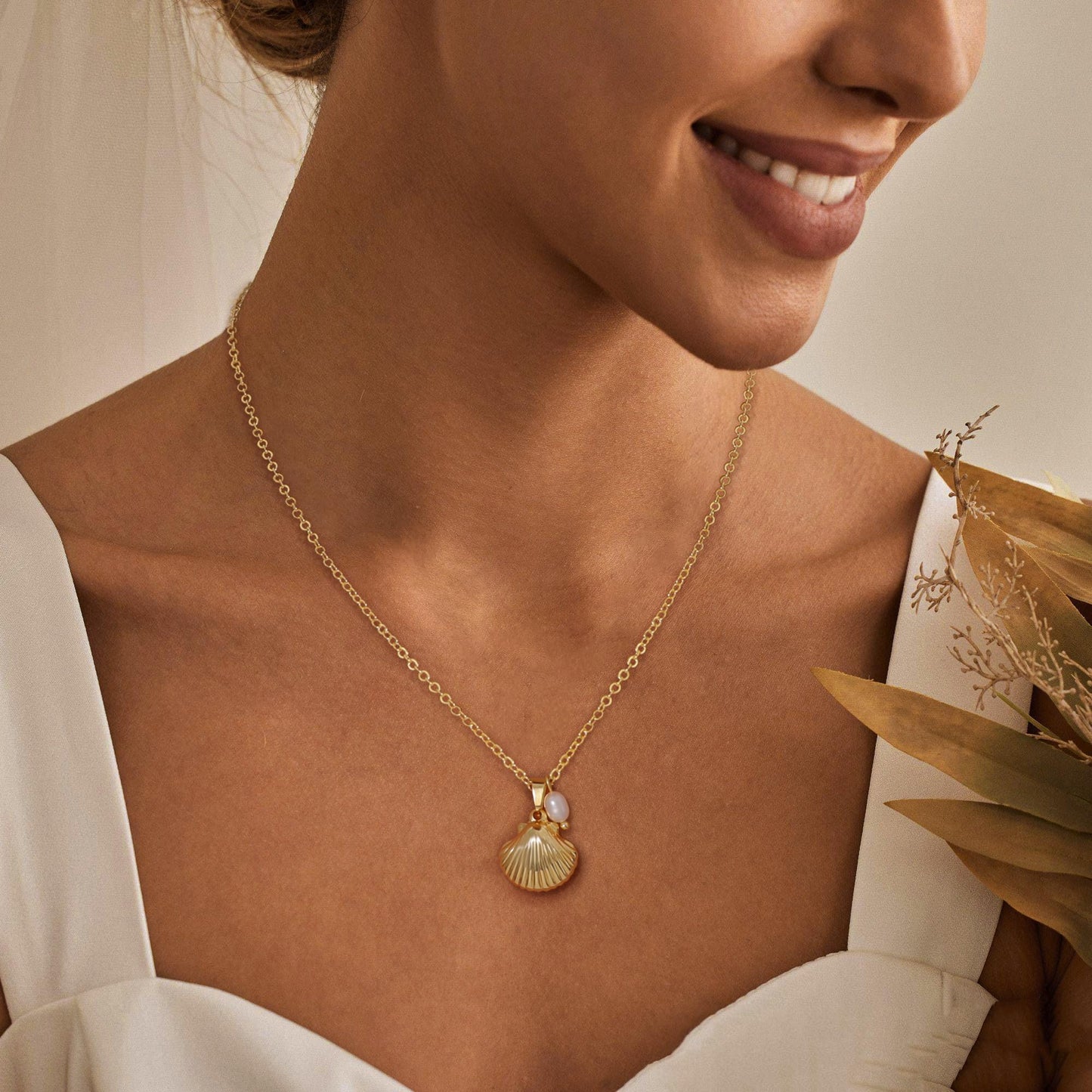 Ewrkbr Summer Beach Necklace for Women,14k Gold Plated Cute Boho Pearl Shell Choker Necklaces for Women Trendy Dainty Seashell Gold Charm Necklace Waterproof Jewelry Womens