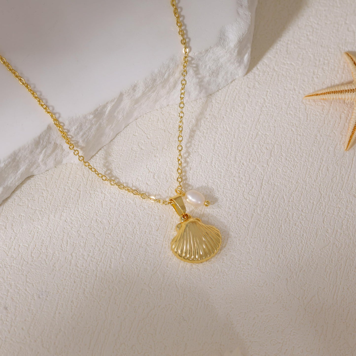 Ewrkbr Summer Beach Necklace for Women,14k Gold Plated Cute Boho Pearl Shell Choker Necklaces for Women Trendy Dainty Seashell Gold Charm Necklace Waterproof Jewelry Womens