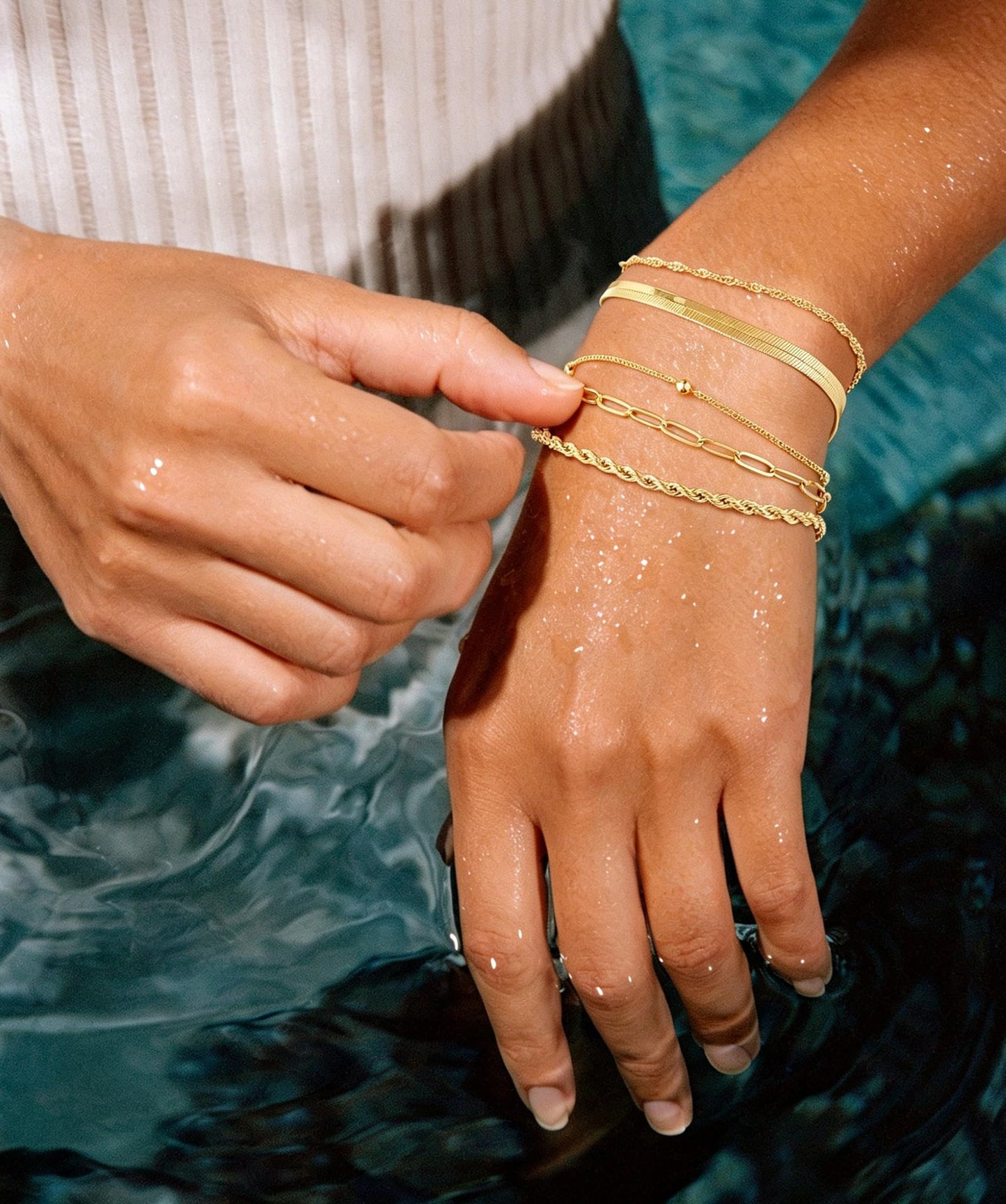 Turandoss Gold Bracelets Stack for Women, Dainty 14K Gold Plated Stackable Bracelet Set Adjustable Satellite Chain Bracelet Waterproof Non Tarnish Jewelry Gifts for Women