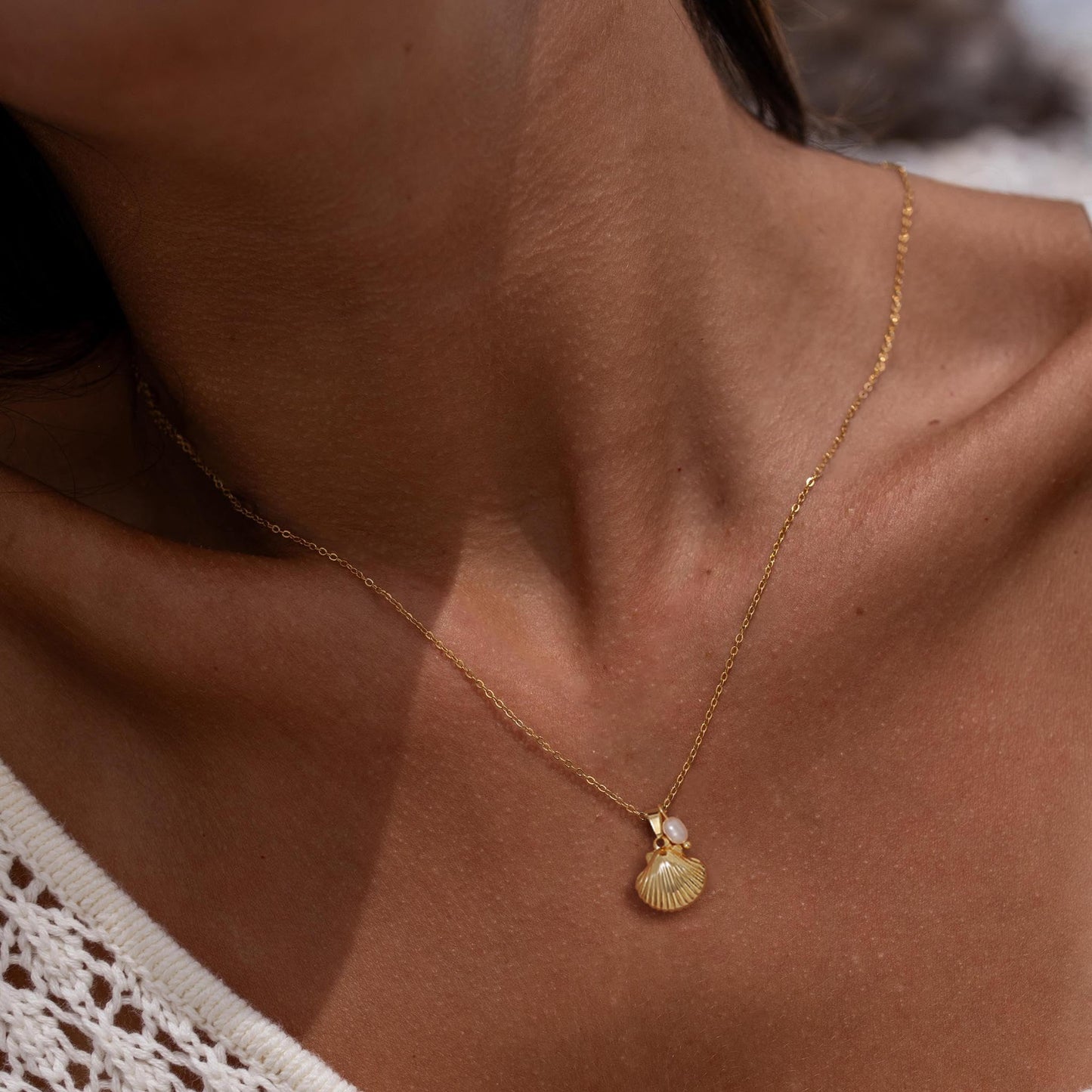 Ewrkbr Summer Beach Necklace for Women,14k Gold Plated Cute Boho Pearl Shell Choker Necklaces for Women Trendy Dainty Seashell Gold Charm Necklace Waterproof Jewelry Womens