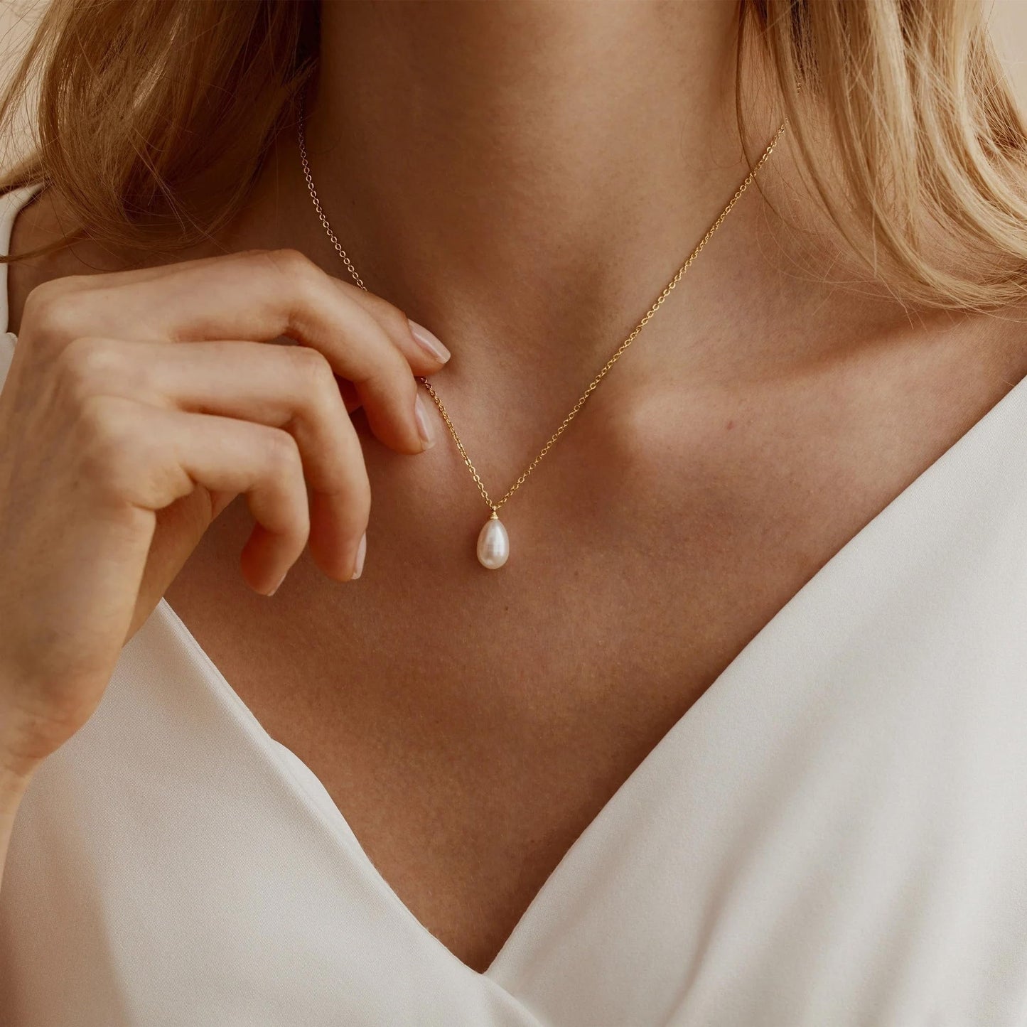 Fezodo Gold Pearl Necklace for Women, 18K Gold Plated Dainty Single Pearl Necklaces for Women Trendy Simple Pearls Drop Penandt Necklace Gold Necklace for Women Wedding Pearls Jewelry
