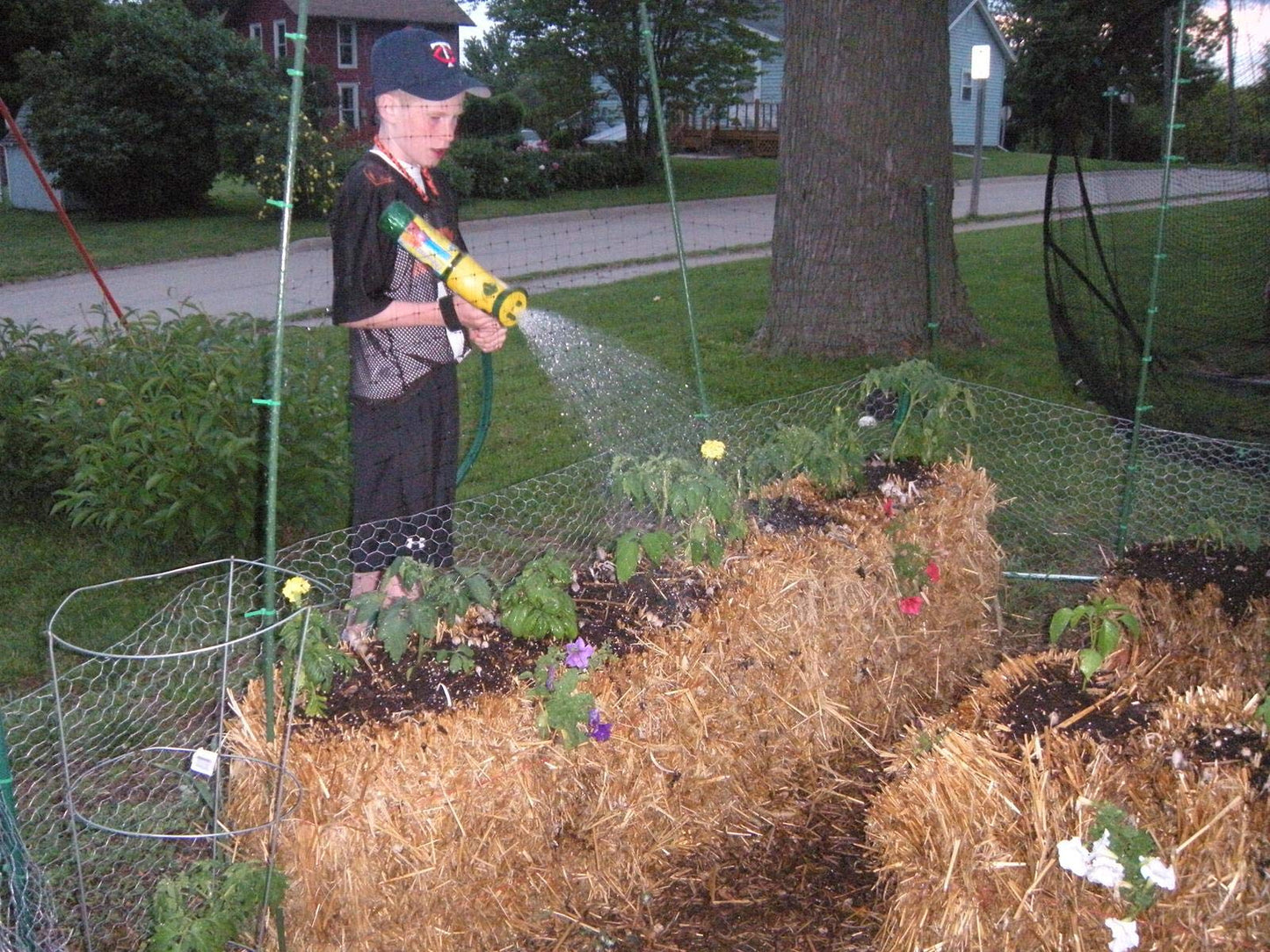 BaleBuster4 Starter Kit Includes Straw Bale Gardens Complete Book with Instructions for Step-by-Step Garden Set up.