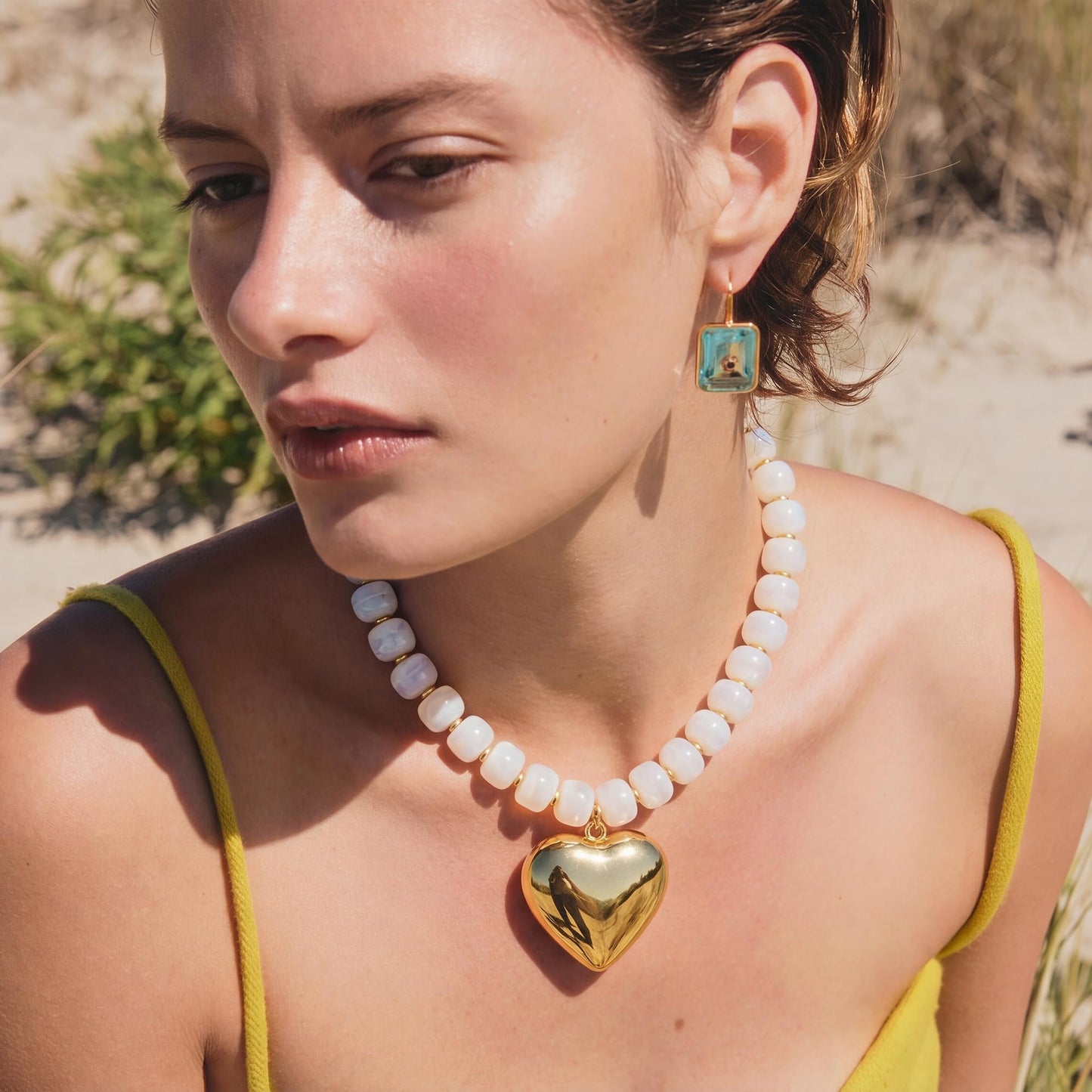 MIUSISHIYU Cream White Faux Alabaster Resin Chunky Necklaces for Women, Trendy Beaded Puffy Gold Heart Pendant Statement Choker, Lightweight Boho Y2K Summer Beach Jewelry