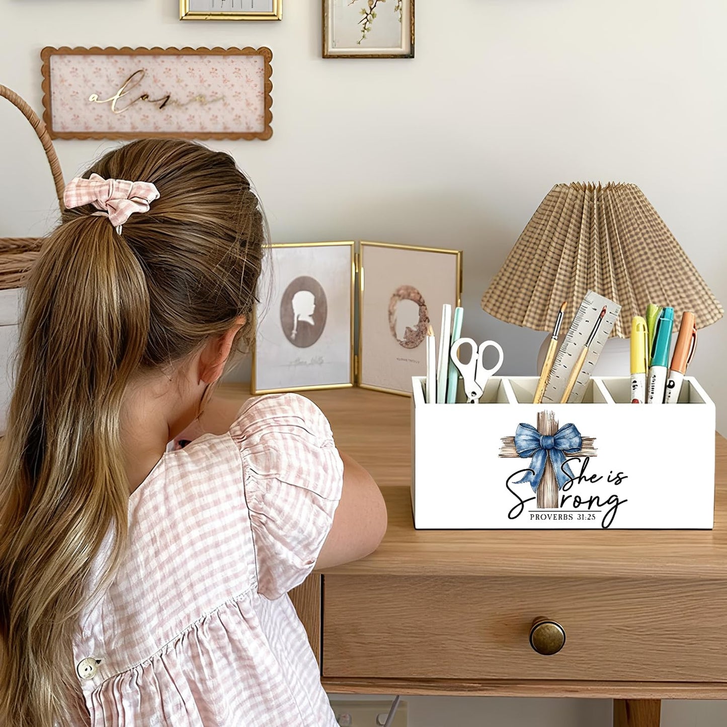 LIANGW Christian Pen Holder, Christian Gifts for Women Pencil Holder for Desk, Proverbs 31 Woman Gifts, Preppy Bow Bible Verse Wooden Box Sign Decorations for Girly Room Bedroom Dorm Desk Tabletop