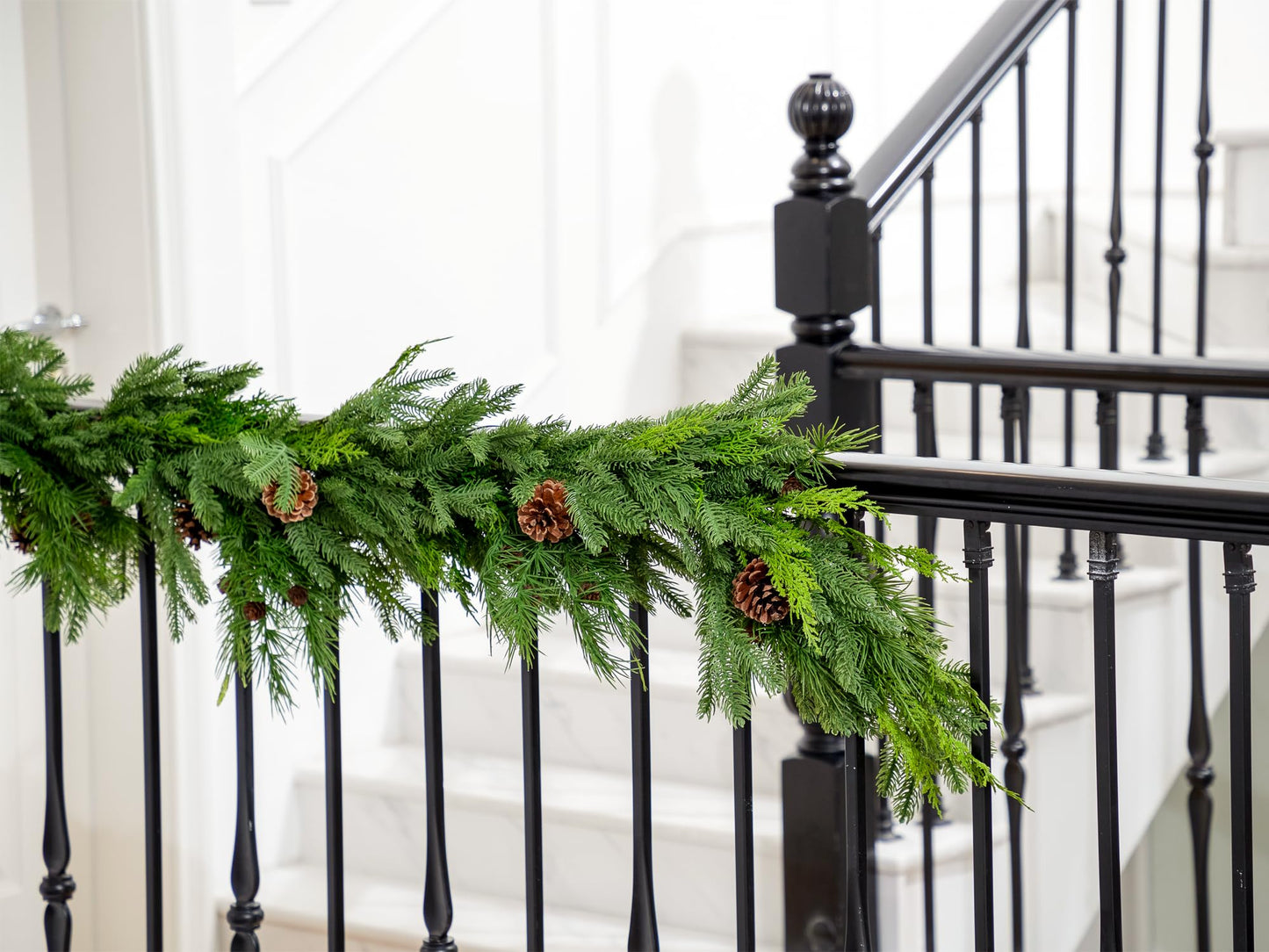 6FT Christmas Garland, Cedar Garland with Pine Cones Artificial Cypress Pine Garland for Mantle Stairs Table Indoor Outdoor Home Xmas Christmas Decor Decorations