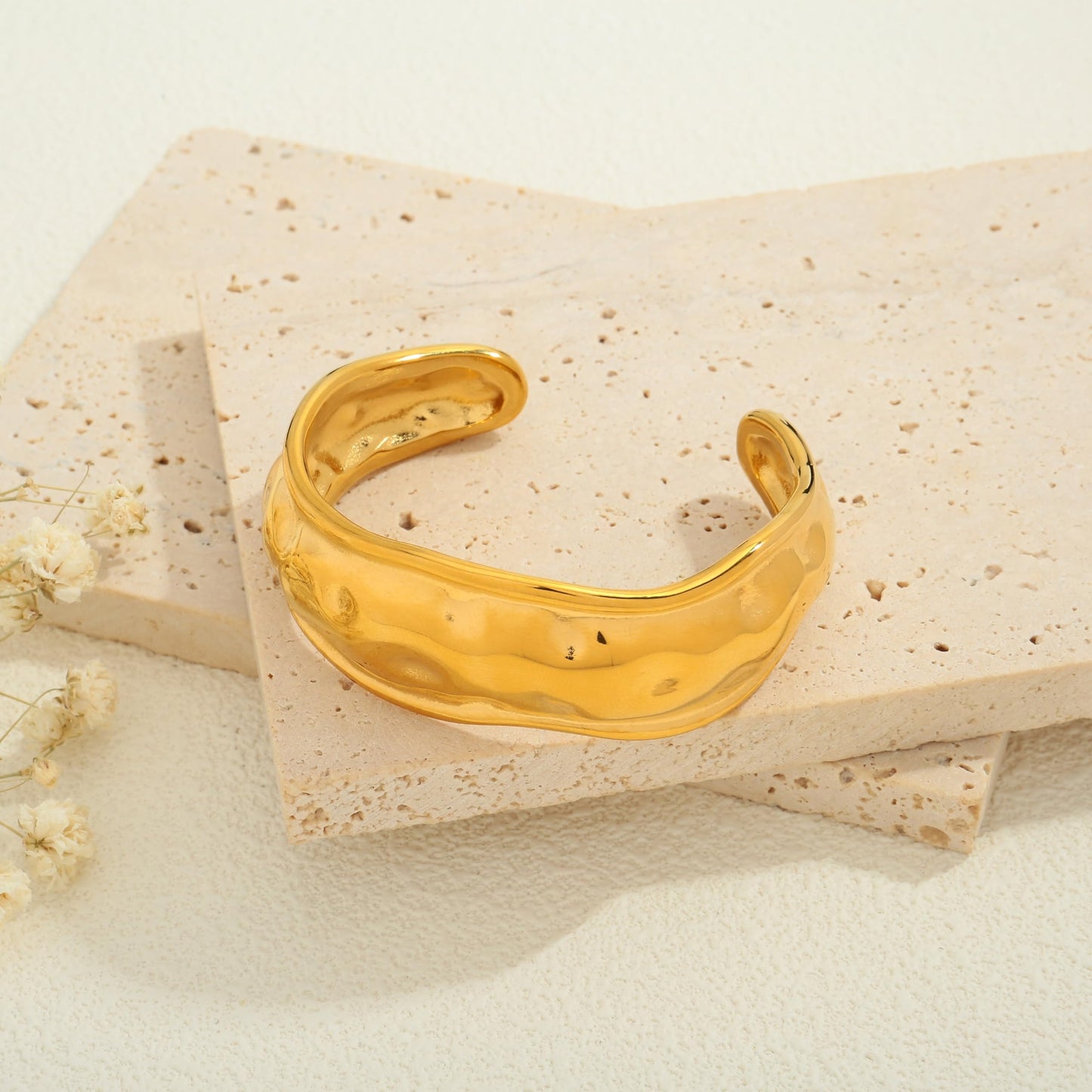 TENTMENTISE Gold Chunky Cuff Bangle Bracelets For Women 18K Gold Plated Hammered Cuff Bracelet Textured Wide Adjustable Bangle Open Cuff Fashion Jewelry Trendy Stackable Bracelets Gift for Her