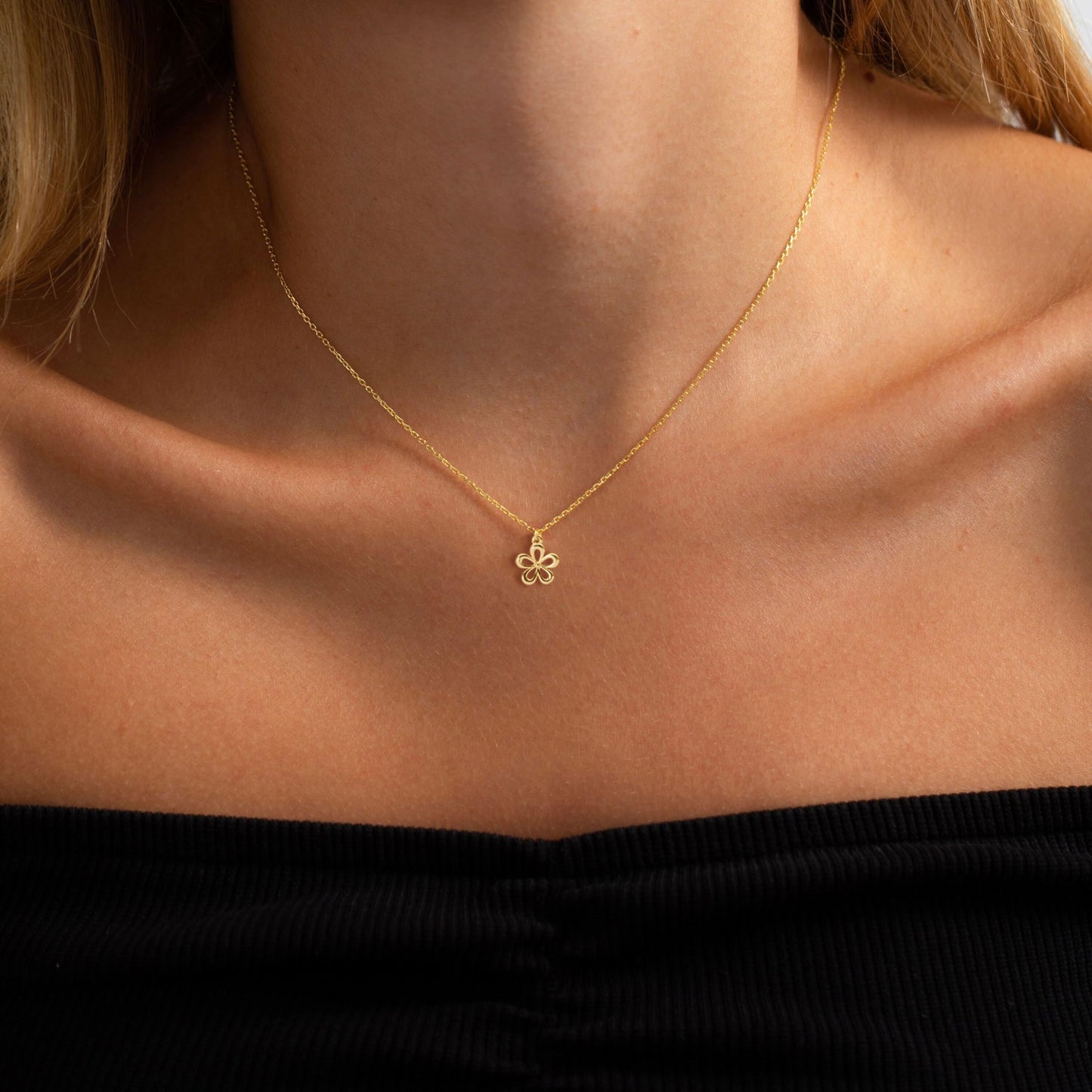 VRIUA Flower Necklace for Women 14k Gold Plated Dainty Gold Flower Necklace Simple Jewelry Everyday for Women