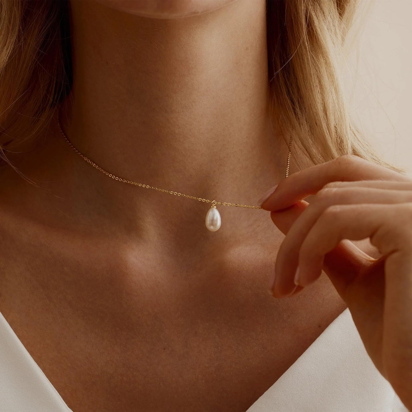 Fezodo Gold Pearl Necklace for Women, 18K Gold Plated Dainty Single Pearl Necklaces for Women Trendy Simple Pearls Drop Penandt Necklace Gold Necklace for Women Wedding Pearls Jewelry