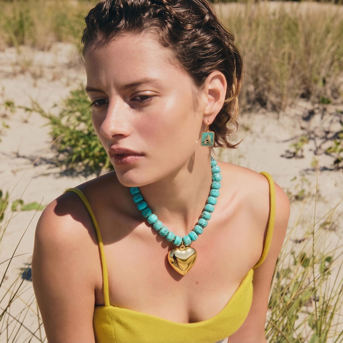 MIUSISHIYU Turquoise Blue Faux Stone Resin Chunky Necklaces for Women, Trendy Beaded Puffy Gold Heart Pendant Statement Choker, Lightweight Boho Y2K Summer Beach Jewelry