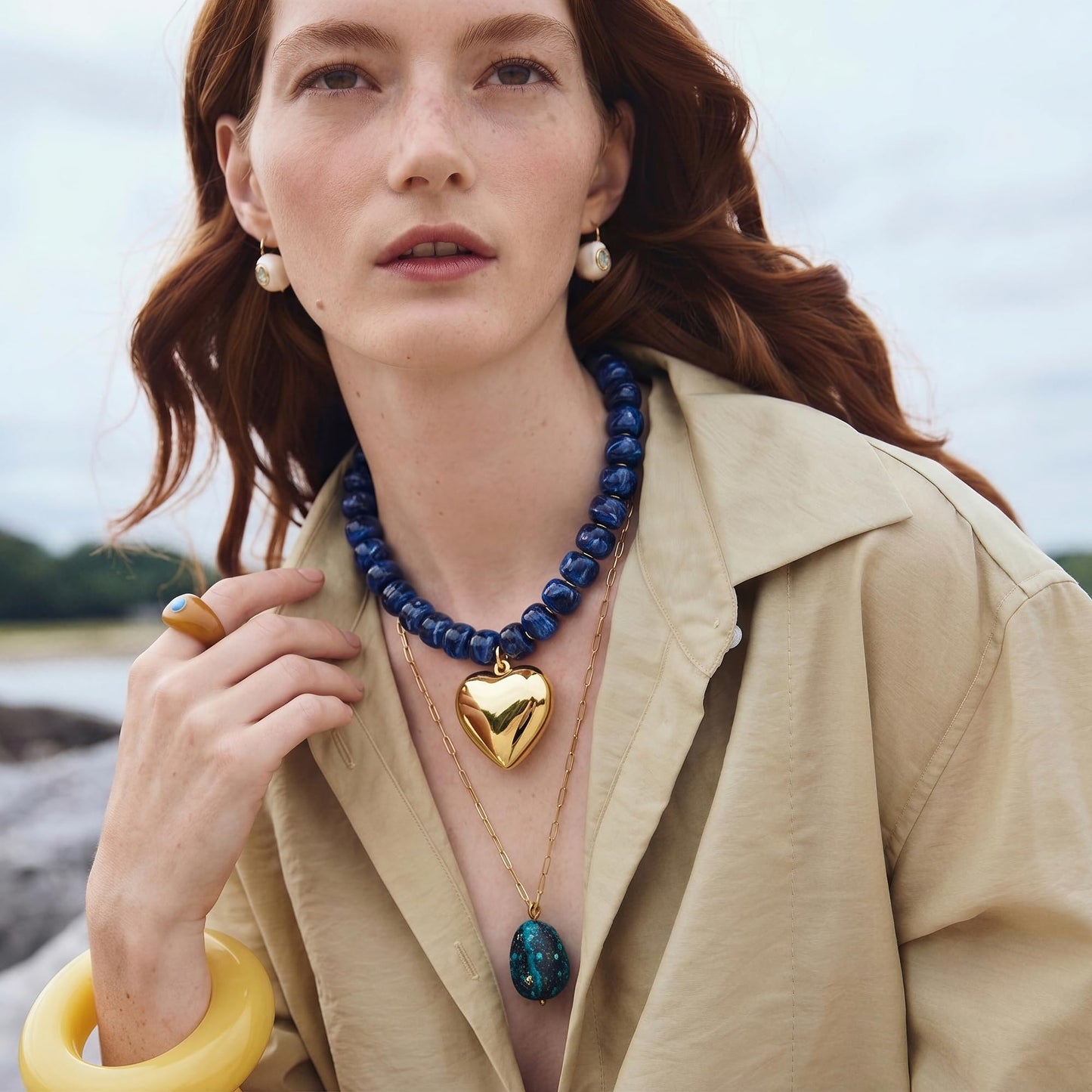 MIUSISHIYU Navy Blue Faux Lapis Lazuli Resin Chunky Necklaces for Women, Trendy Beaded Puffy Gold Heart Pendant Statement Choker, Lightweight Boho Y2K Summer Beach Jewelry