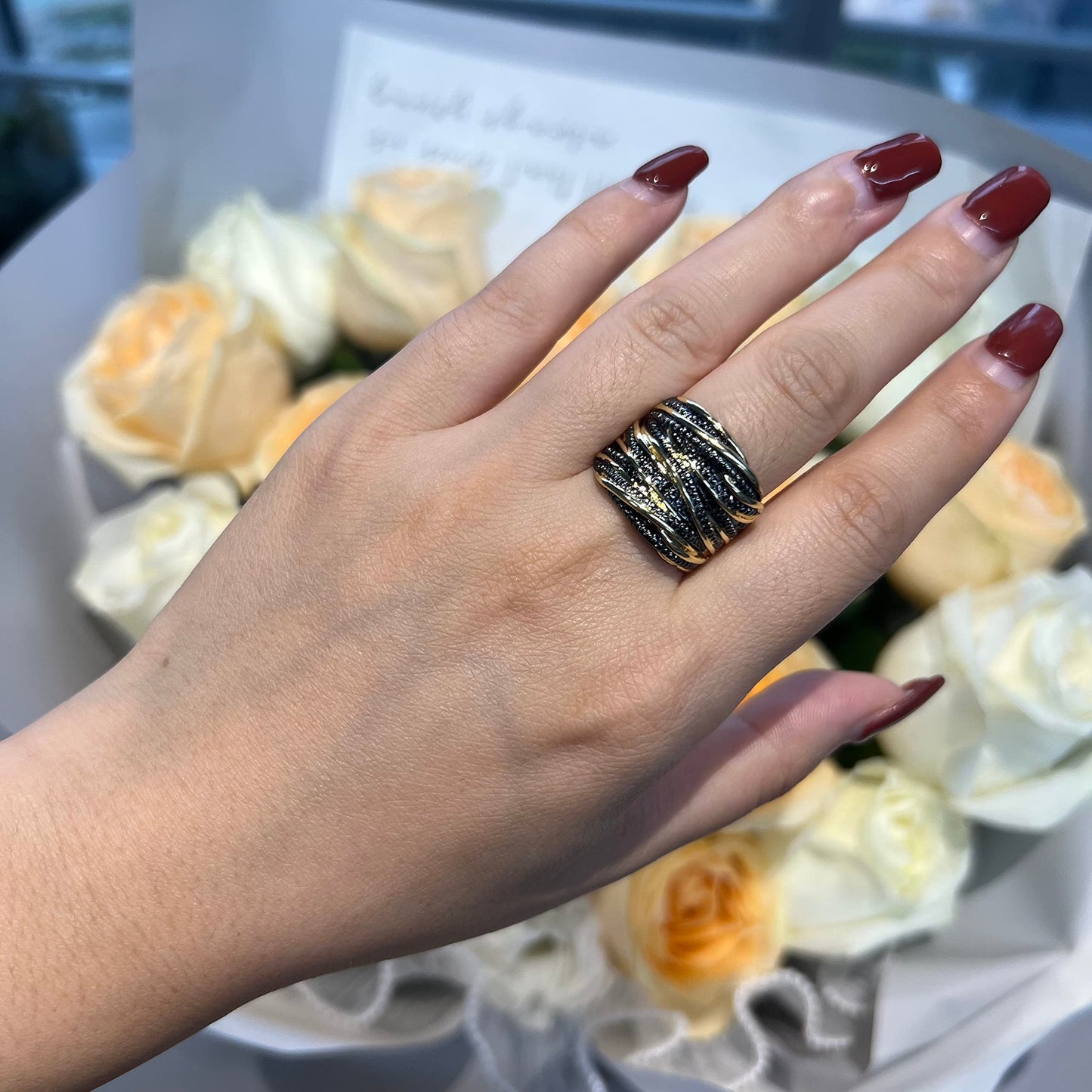 Mytys 2 Tone Intertwined Crossover Statement Ring Fashion Chunky Band Rings for Women Black Gold Silver Rose Gold Plated Wide Index Finger Rings Costume Jewelry (Gold and black, 9)