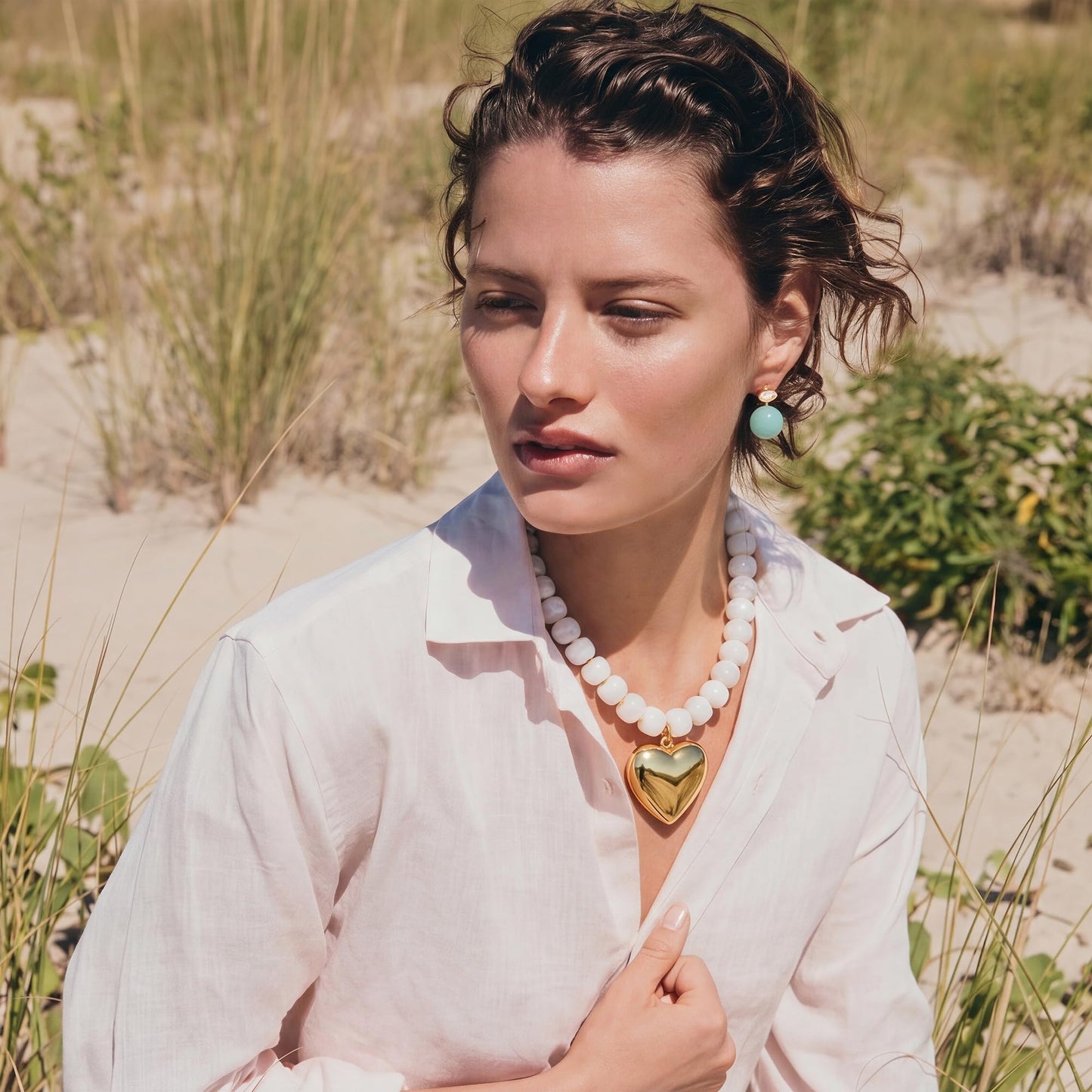 MIUSISHIYU Cream White Faux Alabaster Resin Chunky Necklaces for Women, Trendy Beaded Puffy Gold Heart Pendant Statement Choker, Lightweight Boho Y2K Summer Beach Jewelry