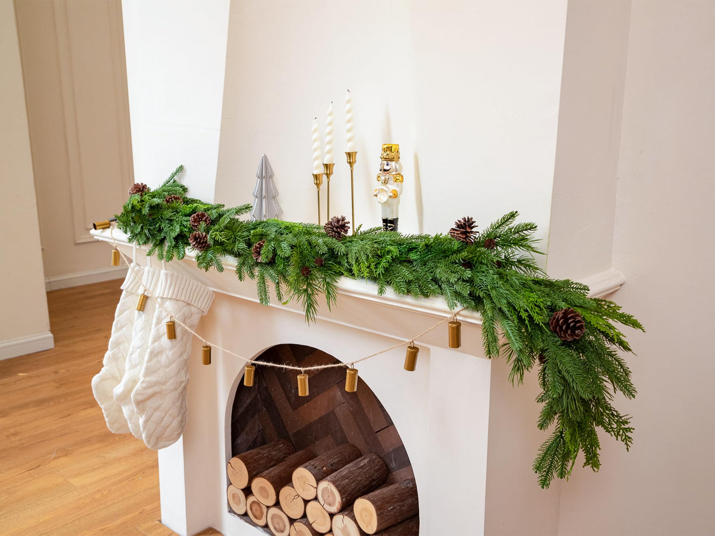 6FT Christmas Garland, Cedar Garland with Pine Cones Artificial Cypress Pine Garland for Mantle Stairs Table Indoor Outdoor Home Xmas Christmas Decor Decorations