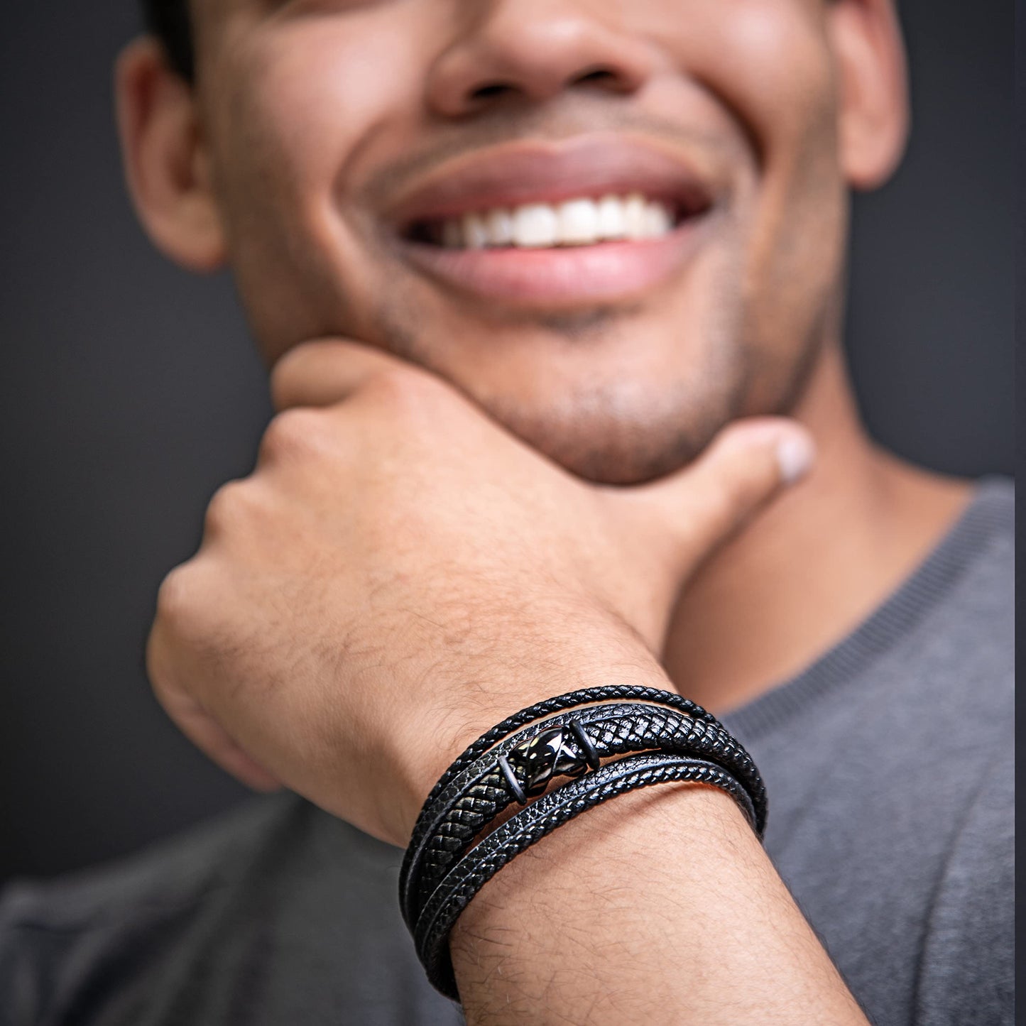 SERASAR Hombres Pulsera de cuero negro 23cm Brazalete Hombre Regalo Caja envuelta en genuina multicapa para Cierres magneticos Joyas