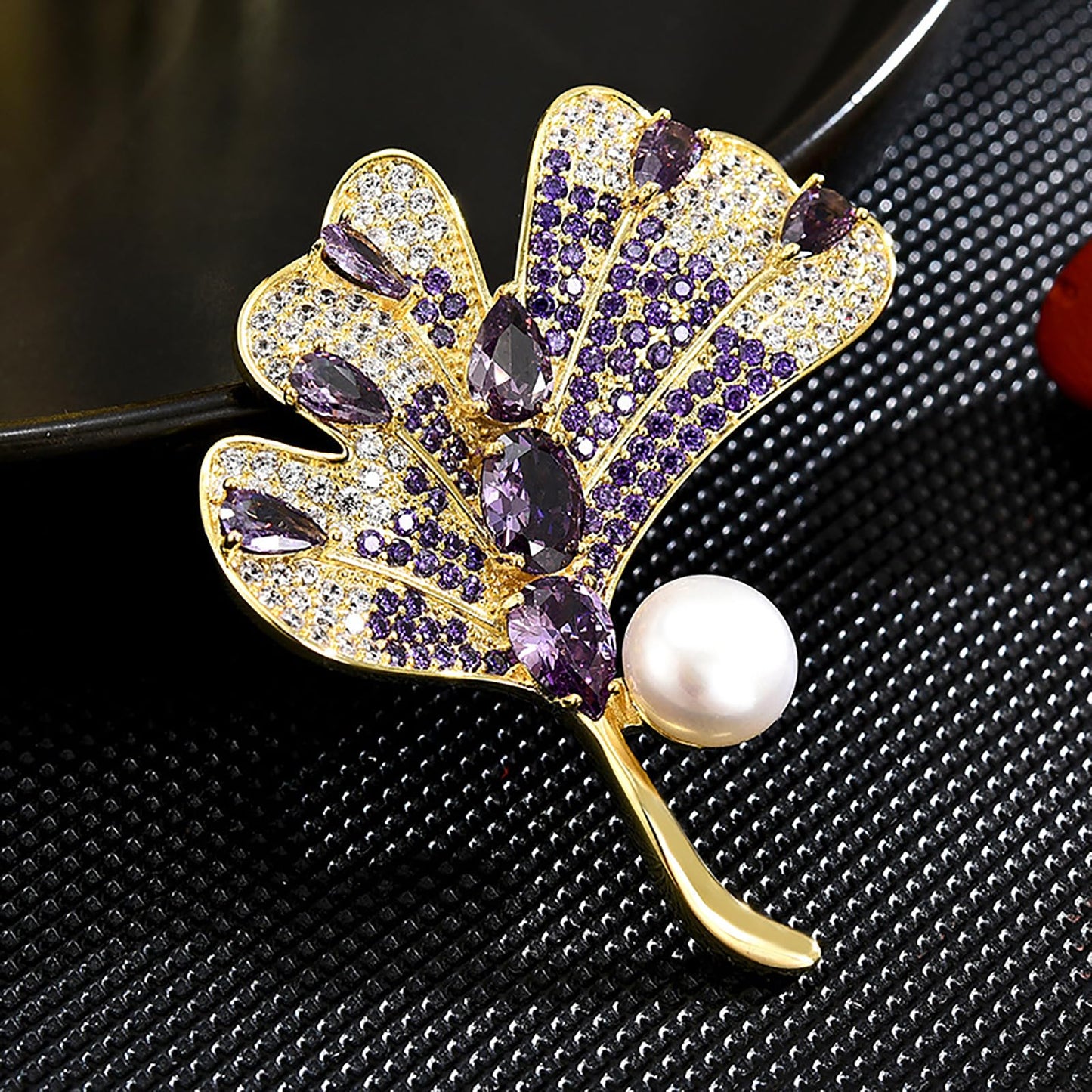 AILONMEI Brooches Jewelry for Women Fashion, Elegant Designer Costume Corsage Pearl Brooches & Pins Christmas Gift (Purple Ginkgo Leaf)