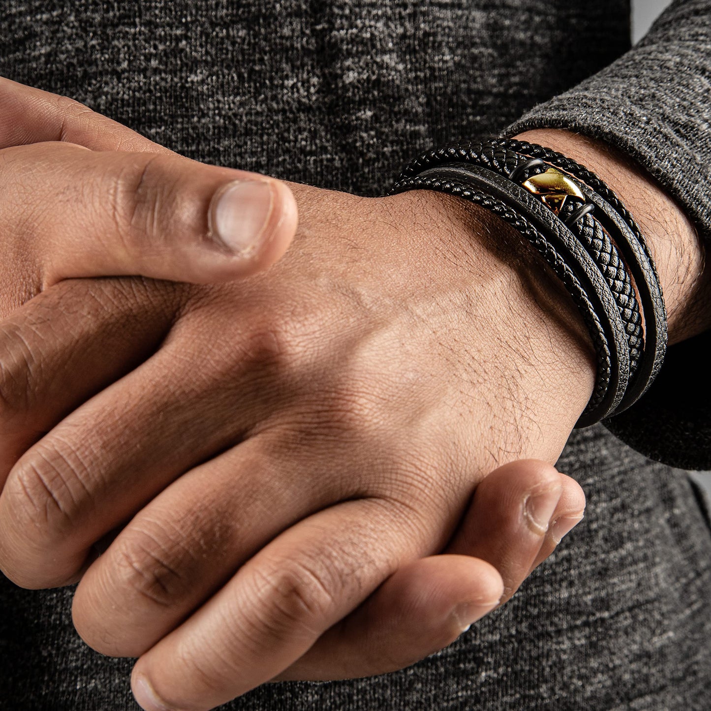 SERASAR Pulsera de oro para hombre 17cm con caja regalo hombre, trenzas piel vaca, cierre magnetico ajustable, joyero multicapa, joyeria cuerda magnetica masculina