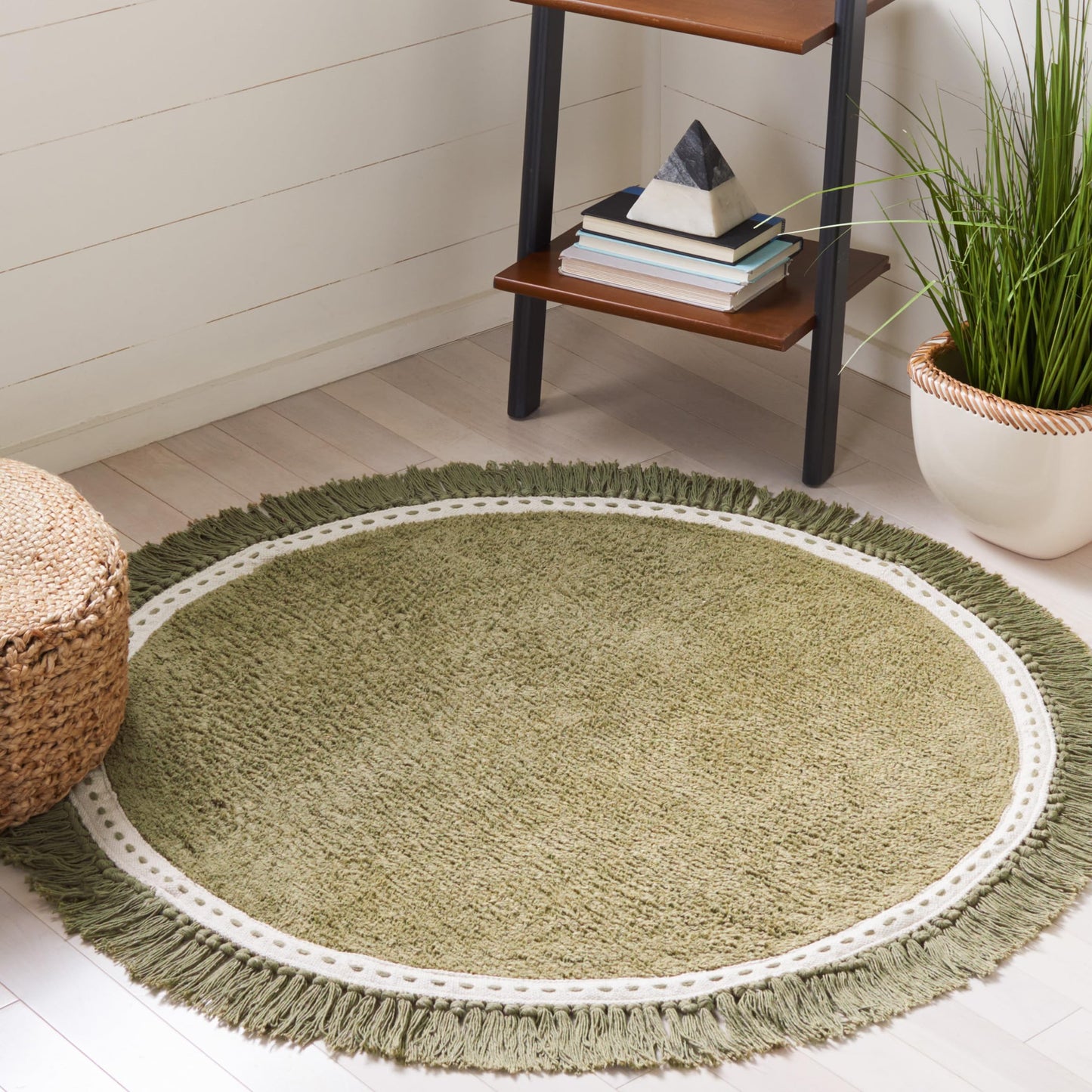 SAFAVIEH Washable Rug Easy Care Collection - 4' Round, Green & Ivory, Handmade Cotton, Easy to Clean, Ideal for Foyer, Kitchen, Nursery, Office, Bedroom (ECR204Y)