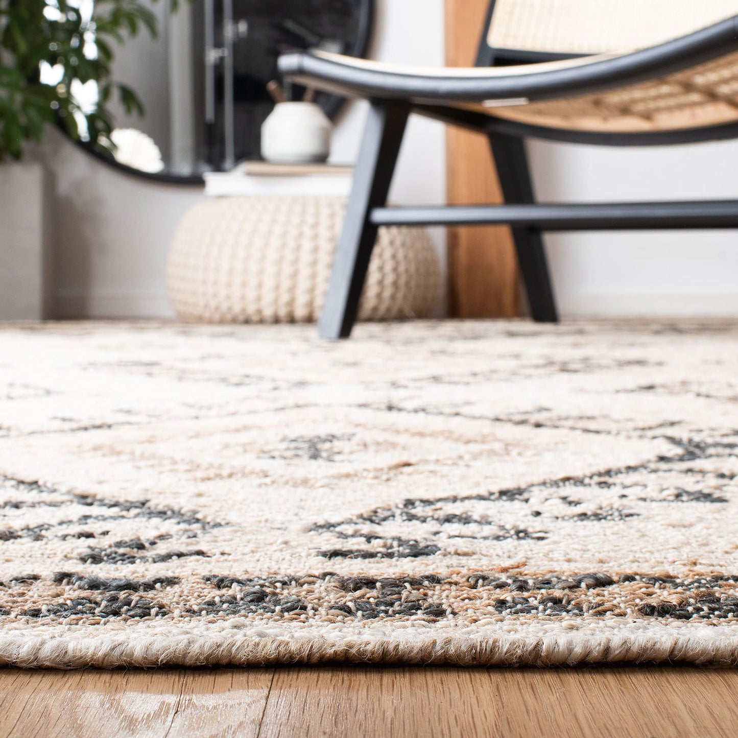 SAFAVIEH Kilim Collection Area Rug - 6' x 9', Ivory & Black, Handmade Flat Weave Jute, Ideal for High Traffic Areas in Living Room, Bedroom (KLM762A)