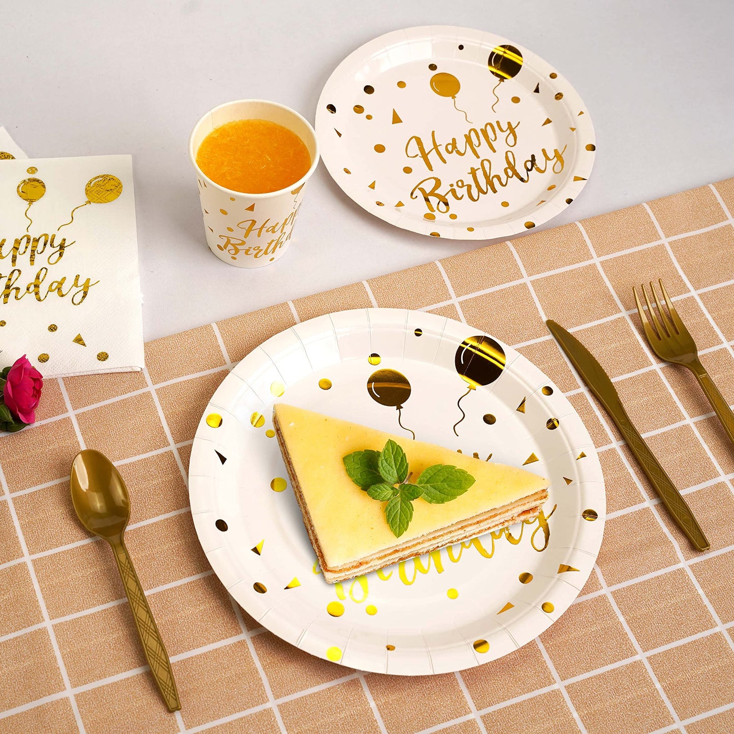200 pieces of white and gold birthday party supplies, disposable happy birthday tableware set, gold plastic knives, forks, spoons, straws. Birthday themed tray, cup,25Guests（white）
