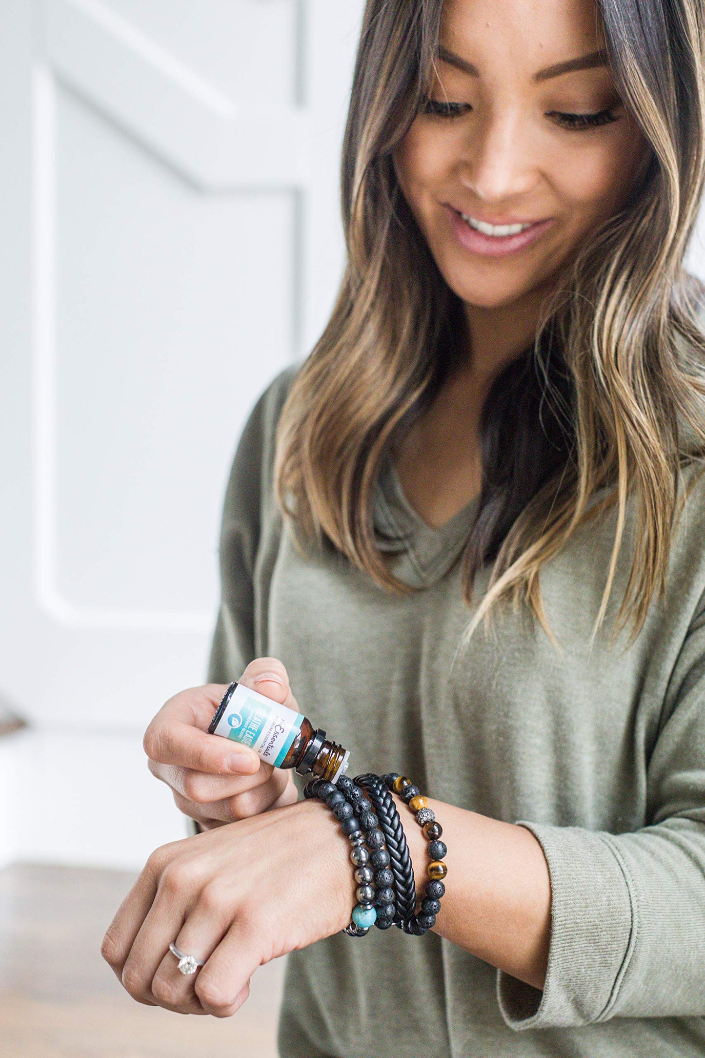 Wild Essentials Tiger Eye Lava Stone Essential Oil Diffuser Bracelet, Expandable up to 8 inches, Aromatherapy Jewelry Gift Set and 100% Pure Oils (Lavender, Lemongrass, Orange and Peppermint)