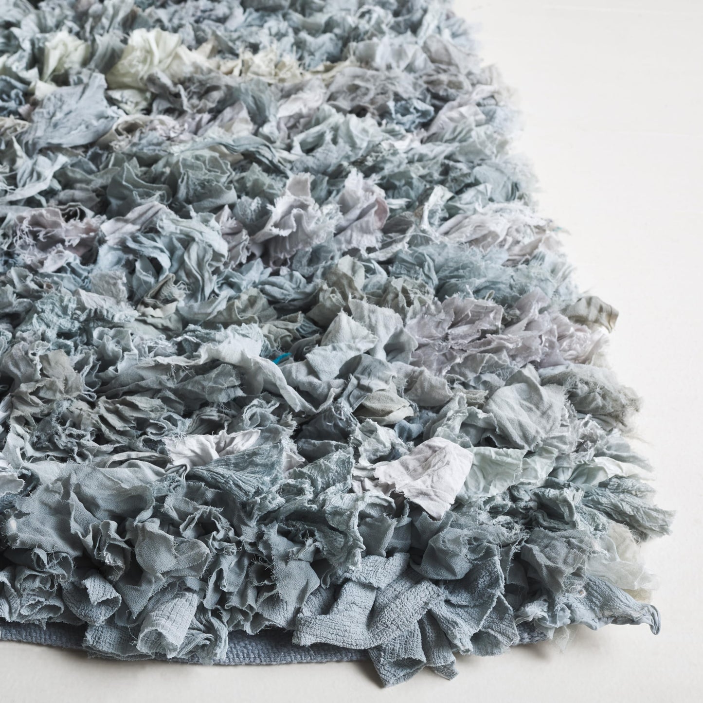 SAFAVIEH Rio Shag Collection Accent Rug - 3' x 5', Light Grey, Handmade Decorative, 3.5-inch Thick Ideal for High Traffic Areas in Entryway, Living Room, Bedroom (SG951J)