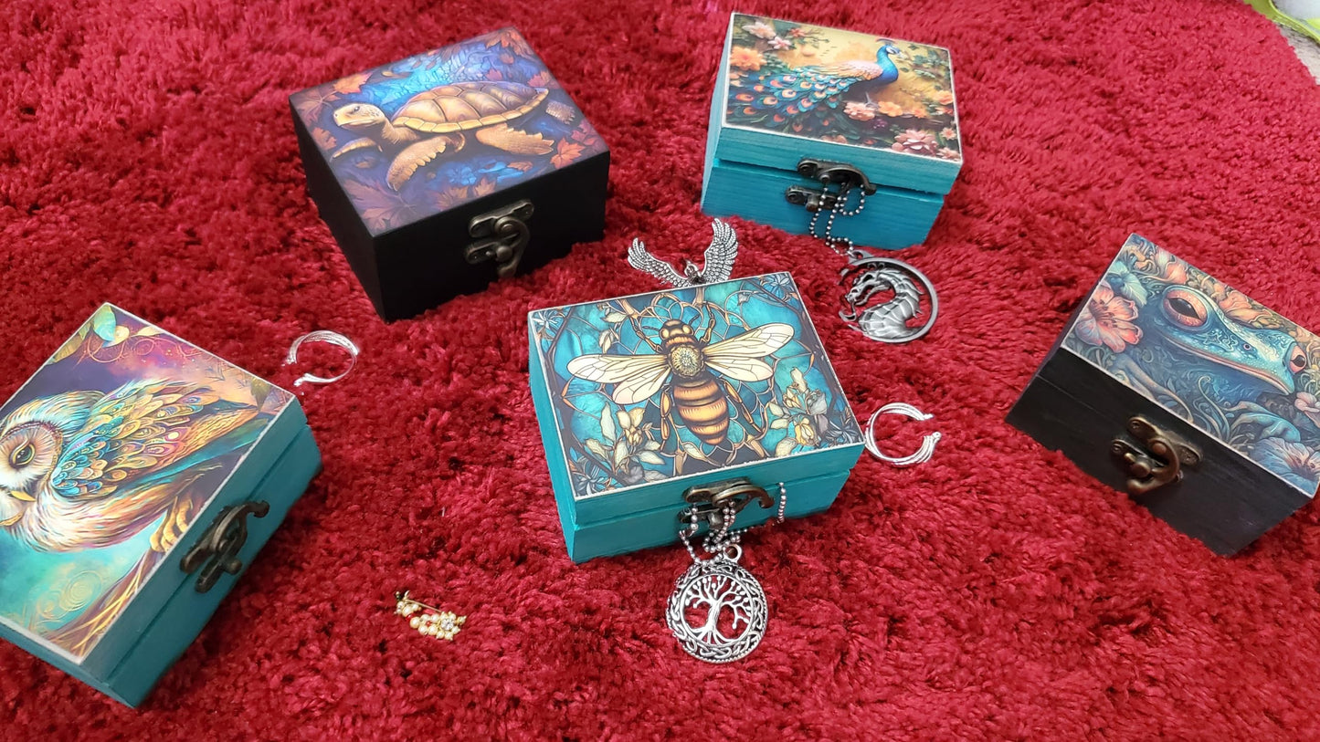 JB&C Premium Bee Trinket Box Small Jewelry Keepsake Box | Earrings Necklace Storage Box for Girls Women | Bee lovers Gift Idea, Animals Ornaments for Home Décor (3BES)
